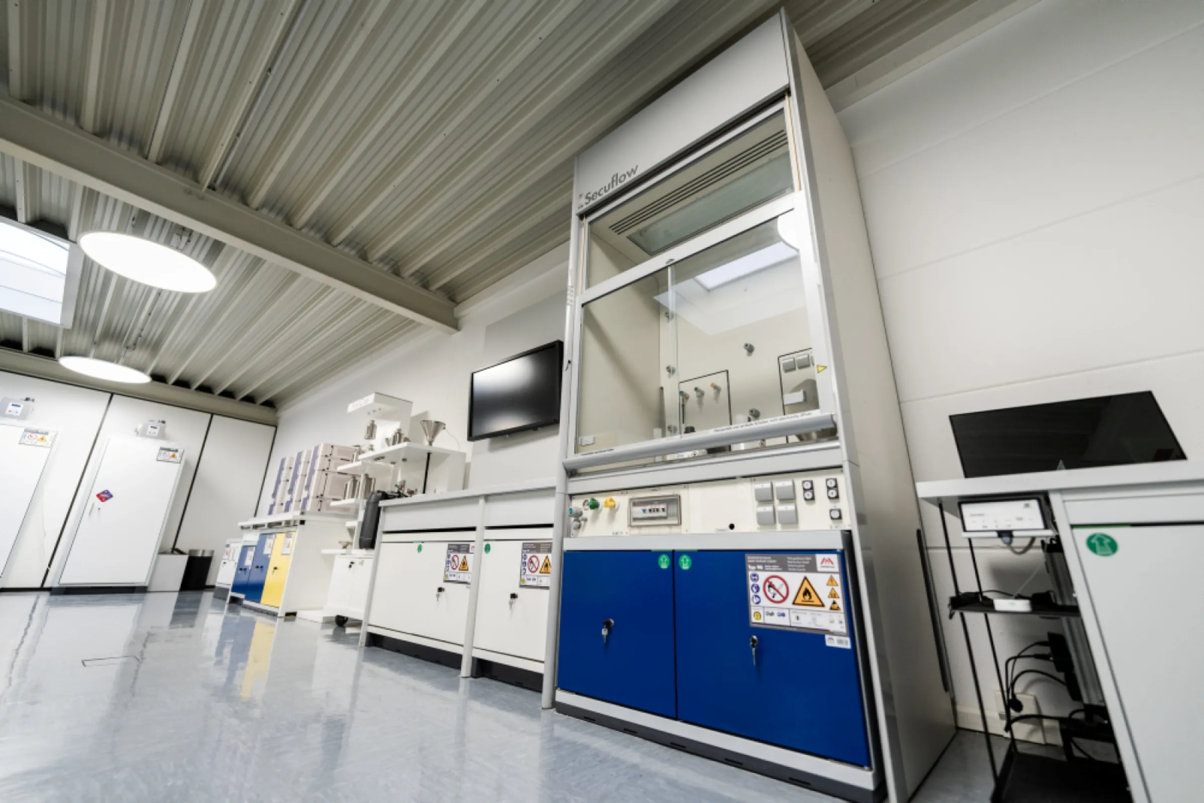 DISPOSAL line integrated in fume hood 1