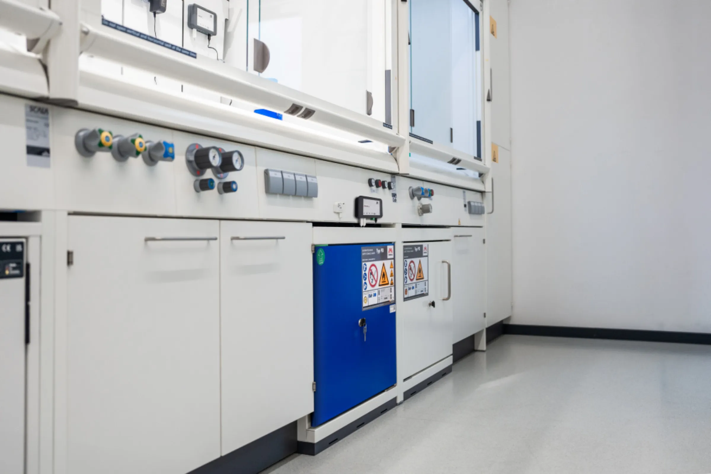 DISPOSAL line integrated in fume hood 2