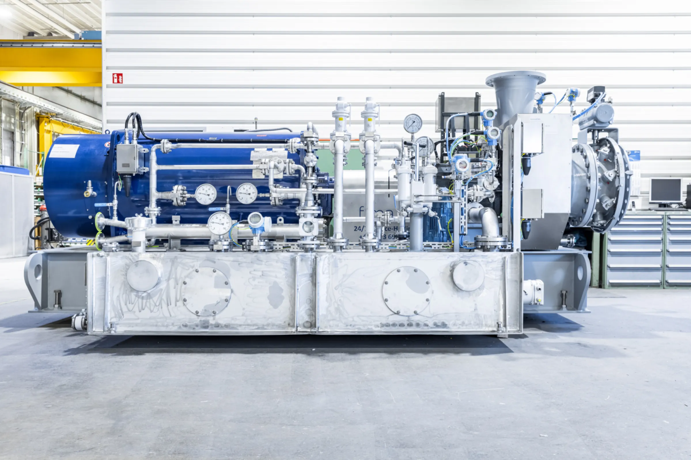 Compressor with oil system for transporting combustion air to a sulfur recovery plant.