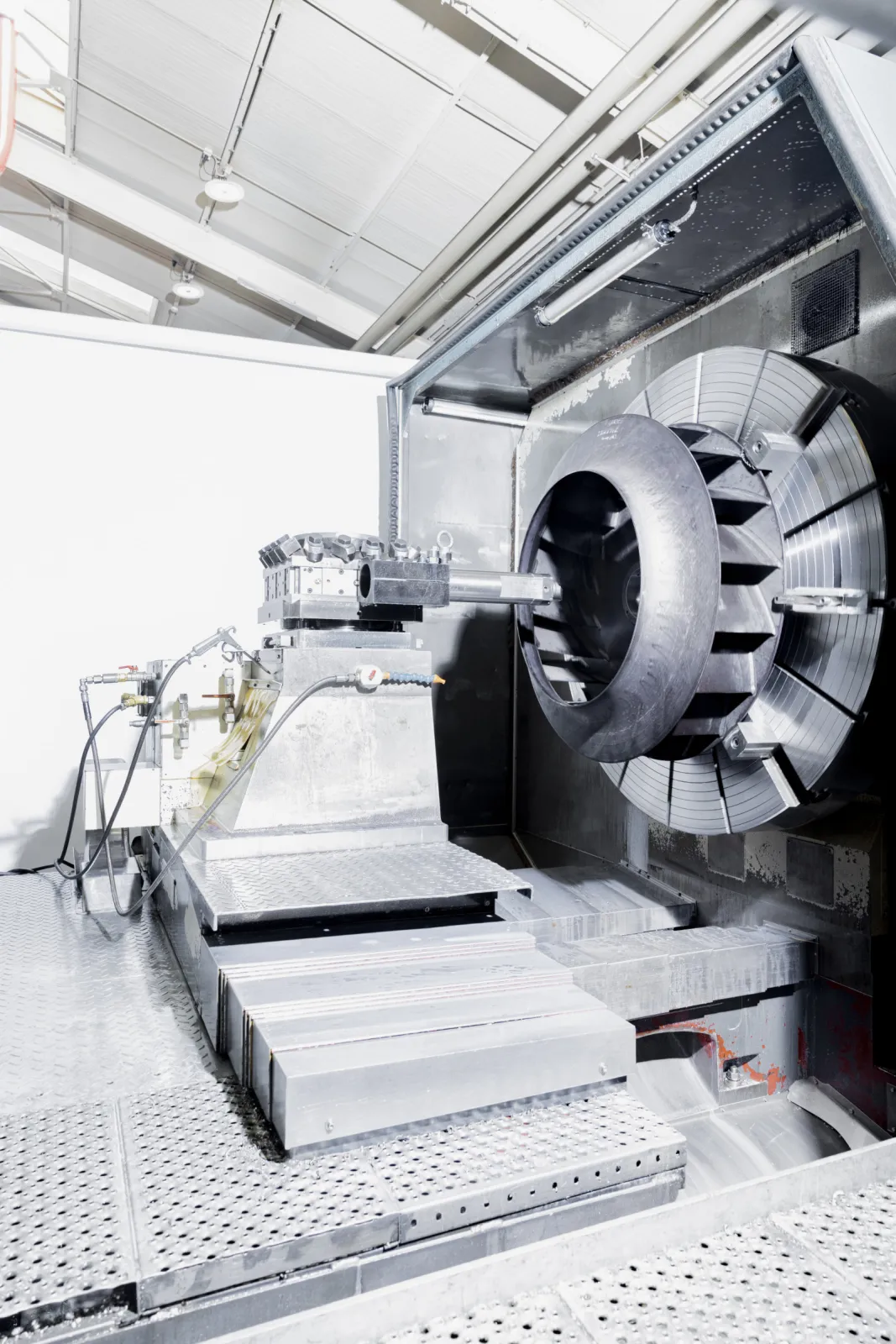 FIMA impeller on the Heyligenstaedt turning lathe in production.