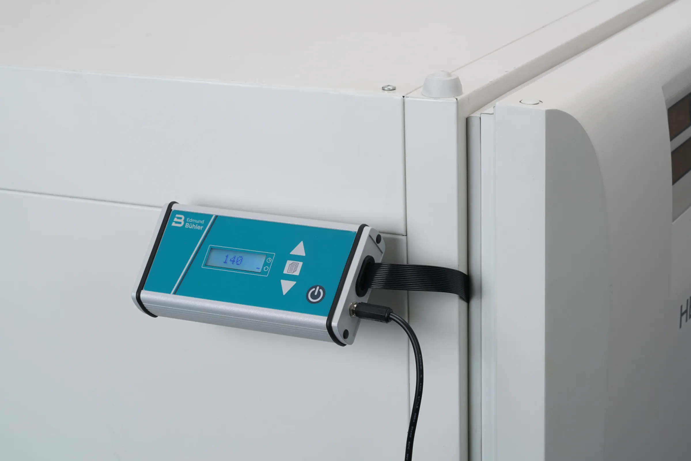 The external control unit with LED display and ribbon cable enables easy operation outside the incubator