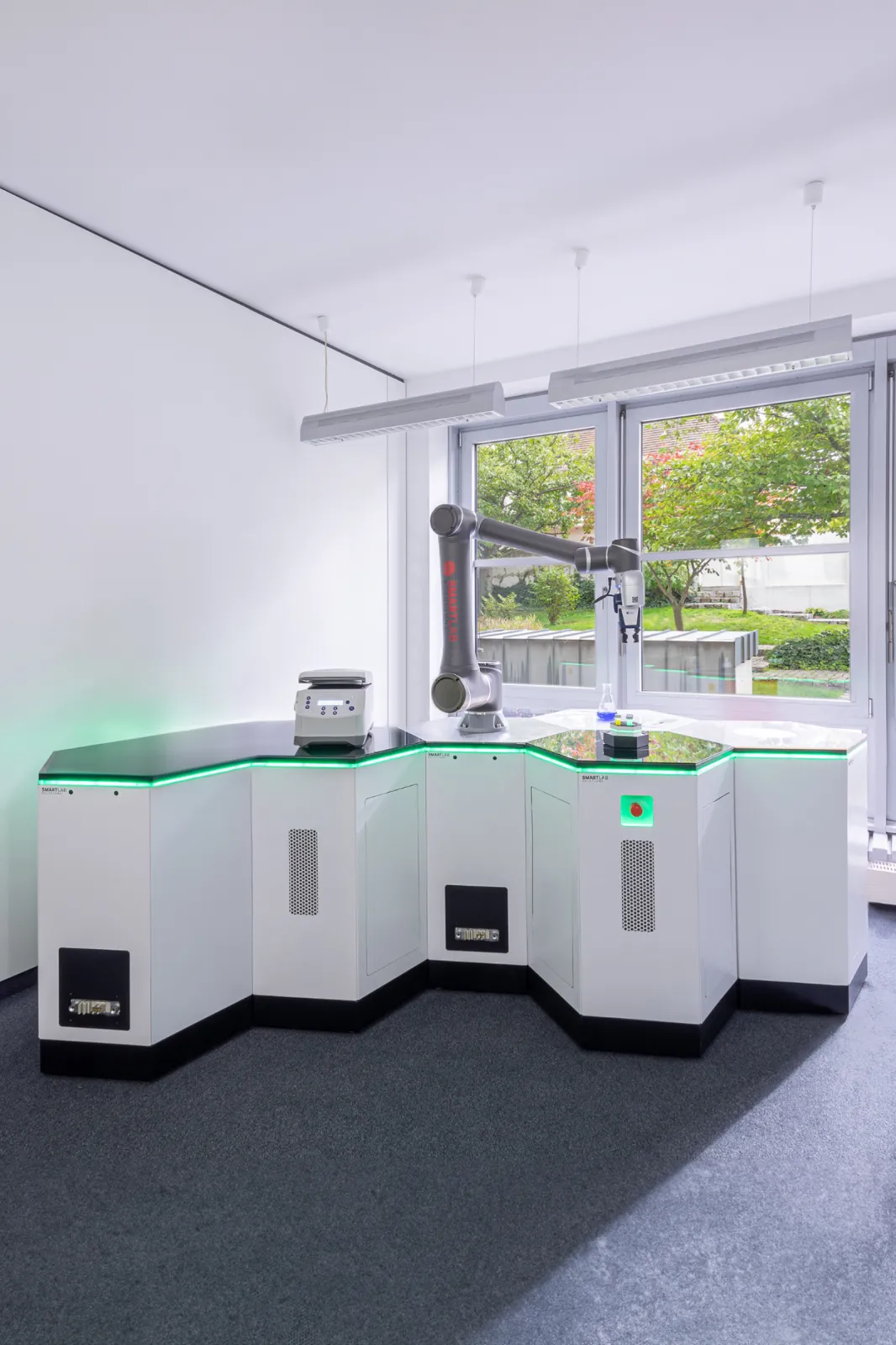 iHEX system with cobot