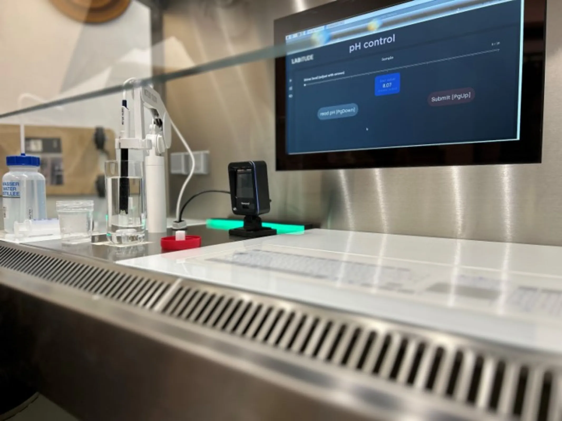 Labitude controls the workflow