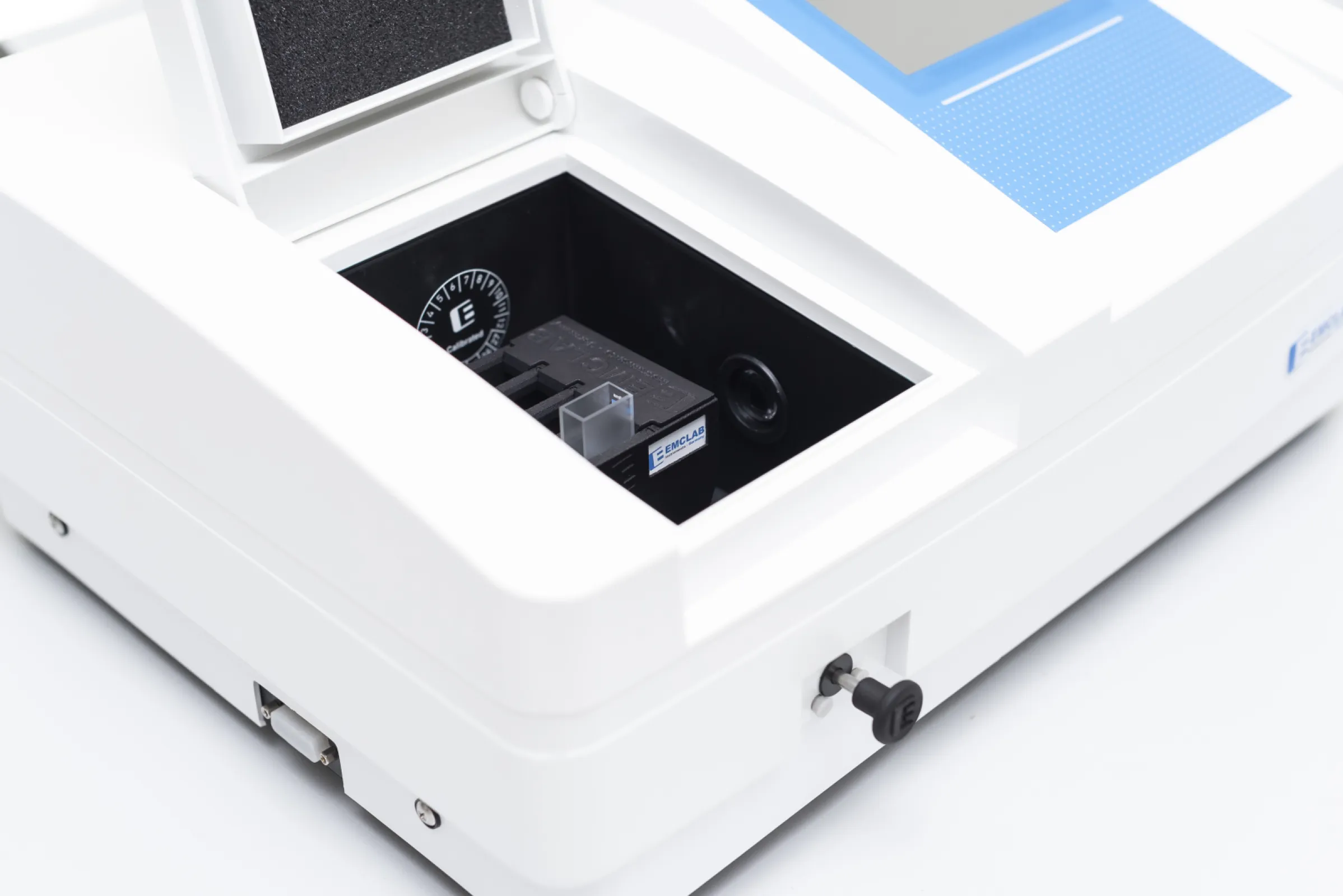 Sample room with new quick click cell holder system in EMC-4FLASH2