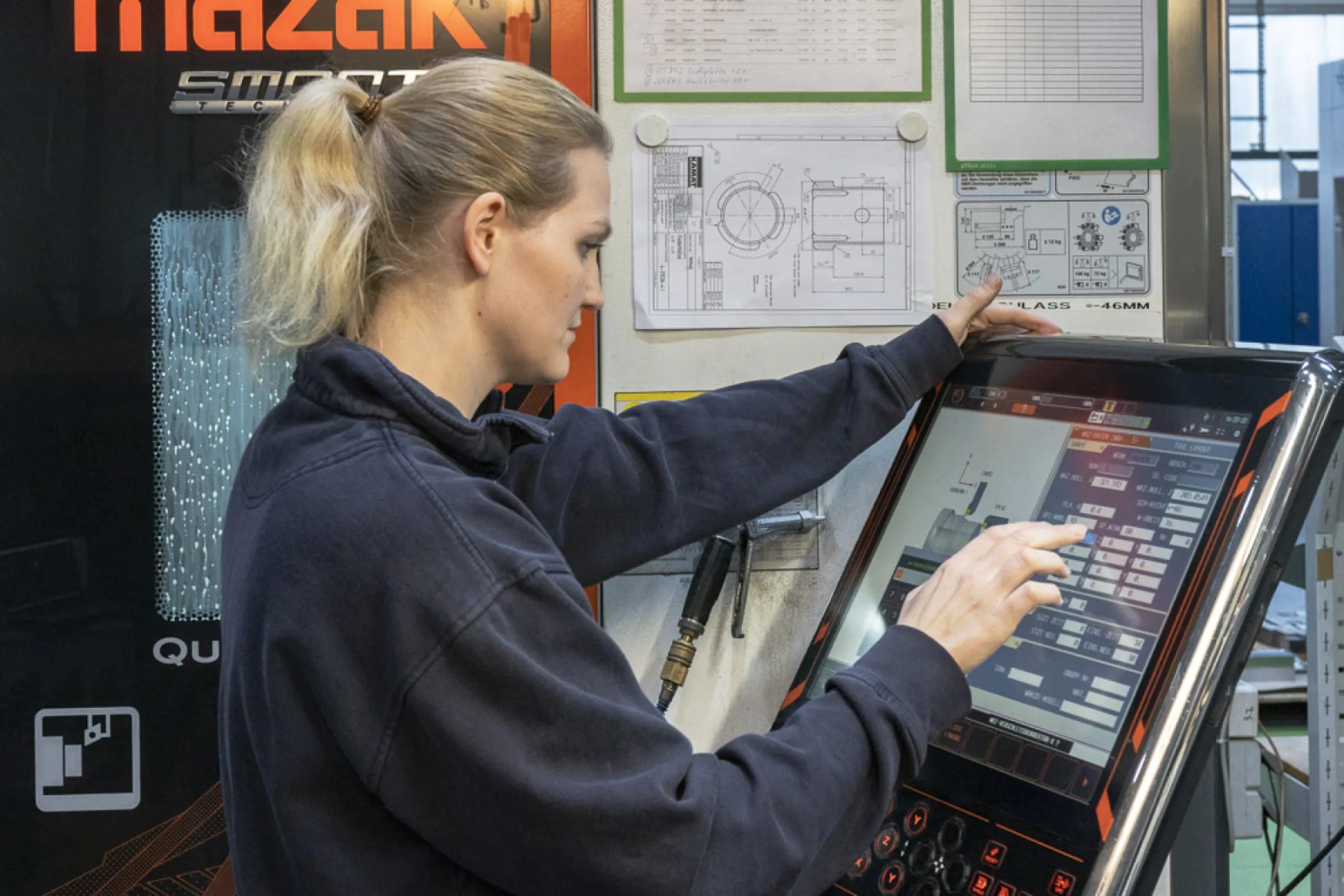 Expertise in action – our machinist programs the milling machine for high-precision component production.