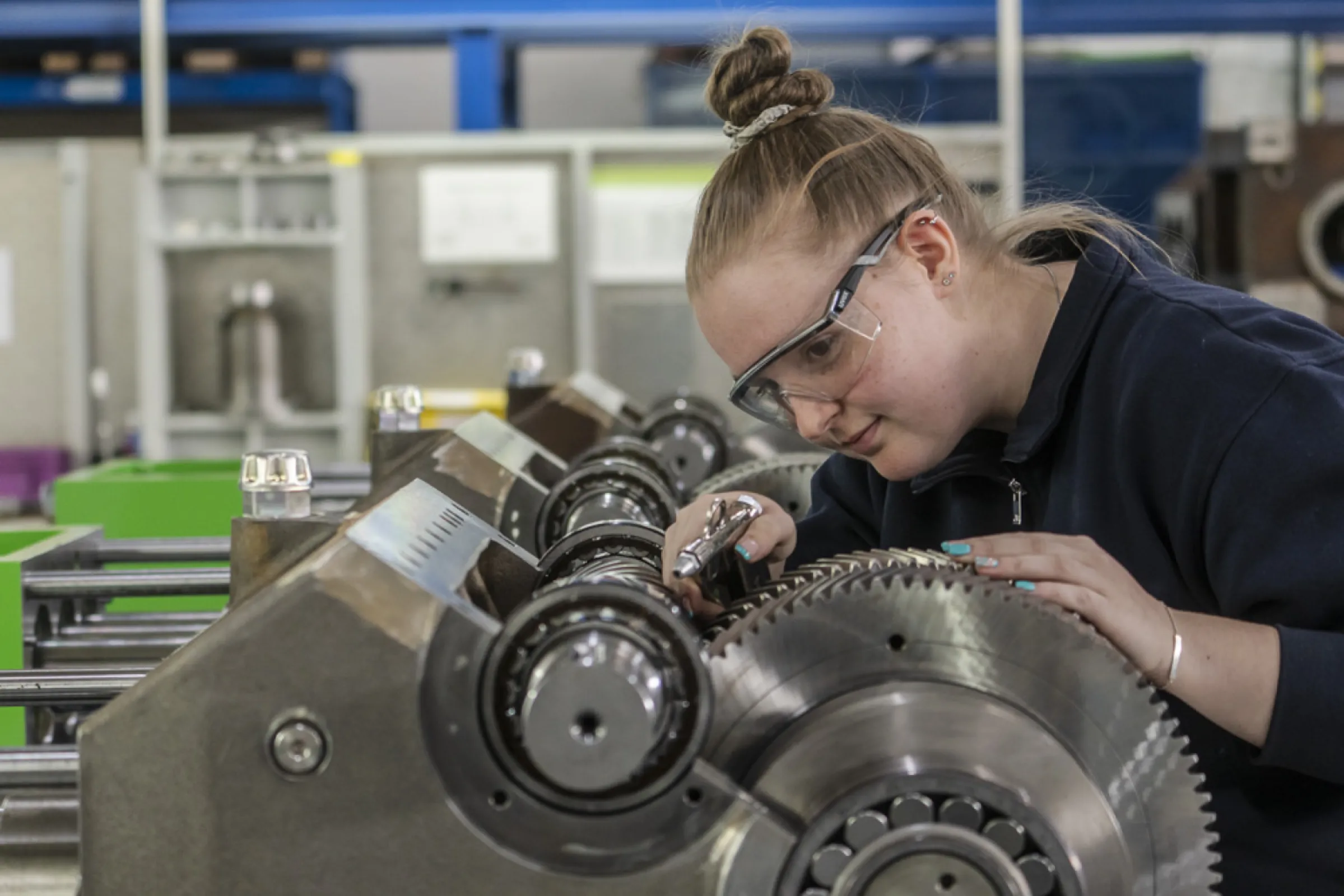 Skilled assembly – our technician precisely builds gearboxes for high-performance pump systems.