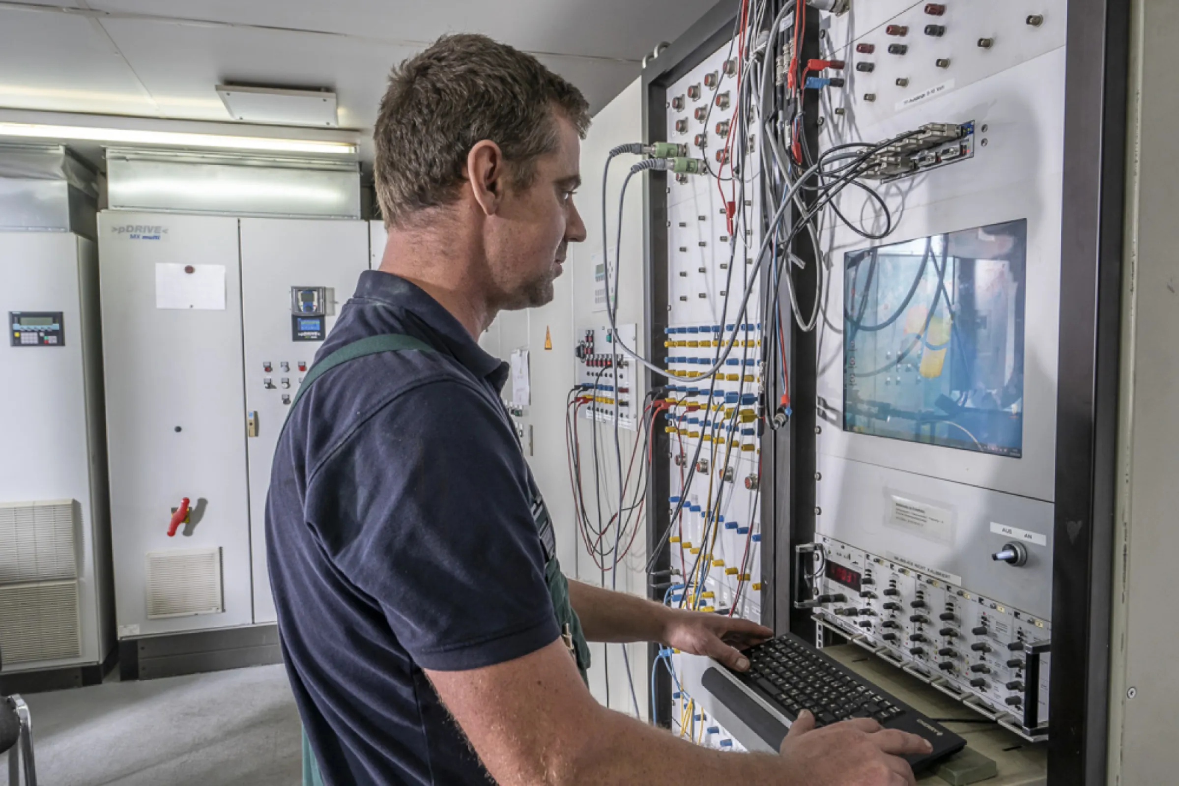 Monitoring and control systems ensure precise evaluation of pressure, tightness, and performance during every pump test.