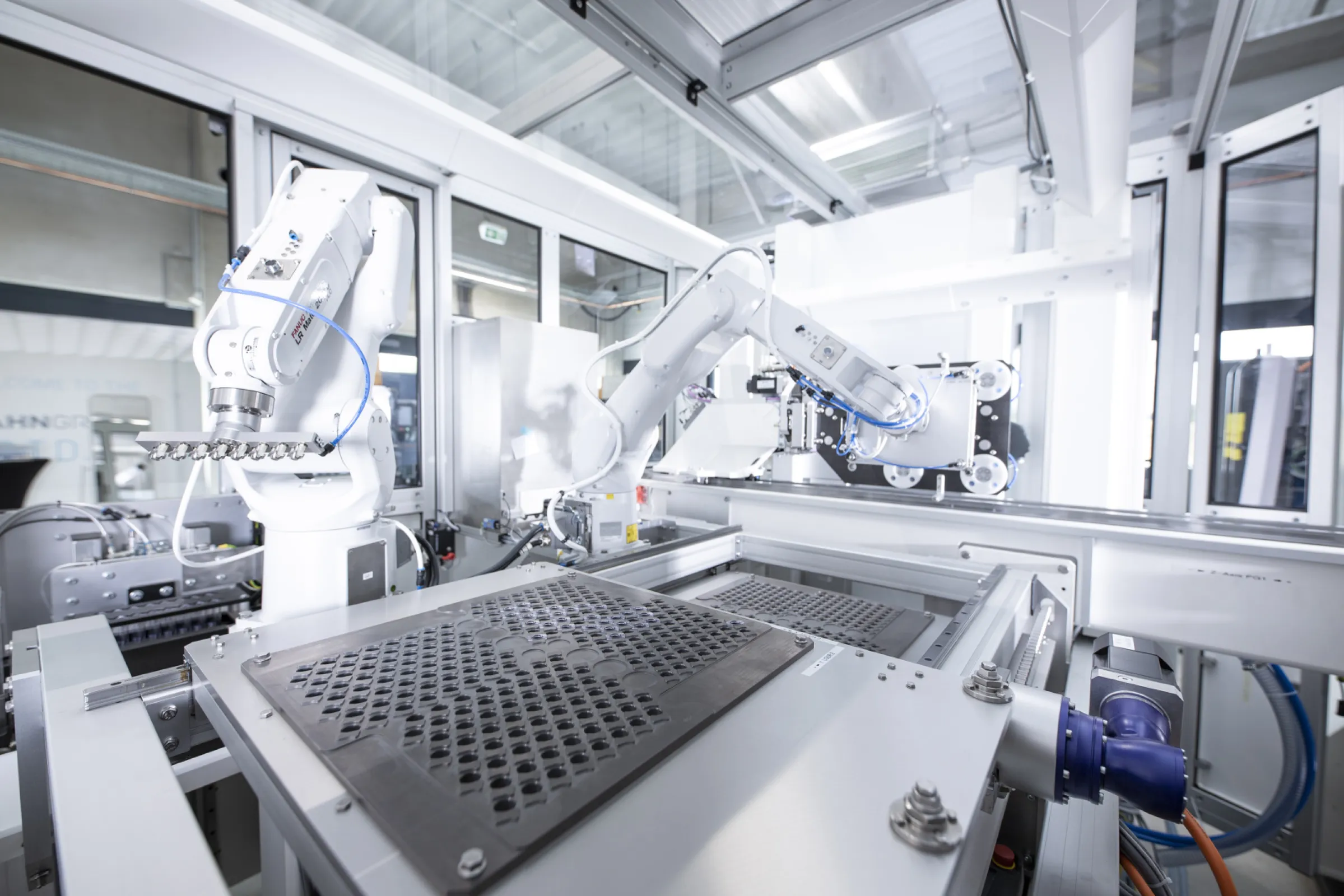 Take-out of COC pre-filled syringes and handover to buffer