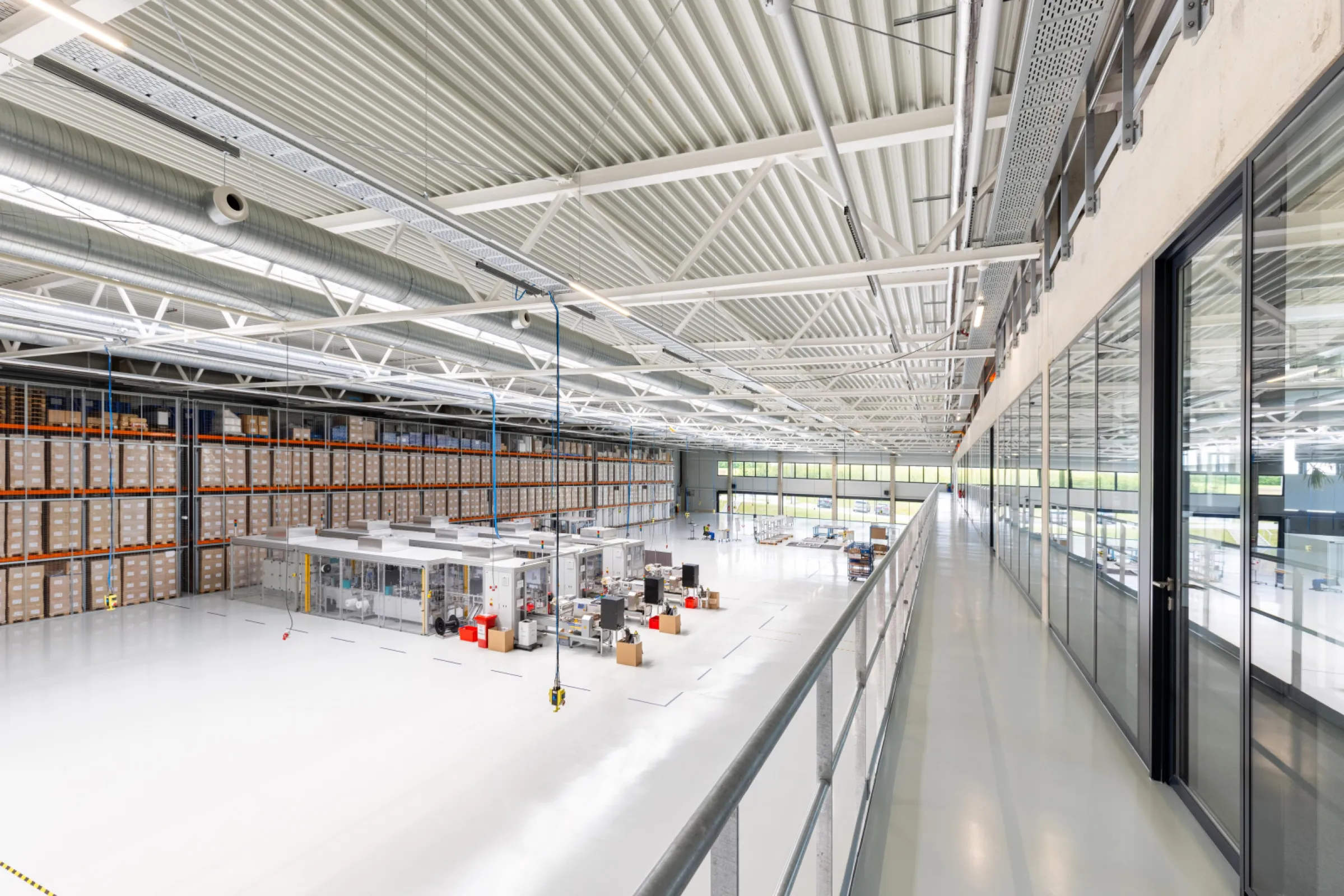 We have a clean room capacity of 380 m² up to ISO class 6 and our own development and testing laboratories. (Copyright: GOLDBECK)