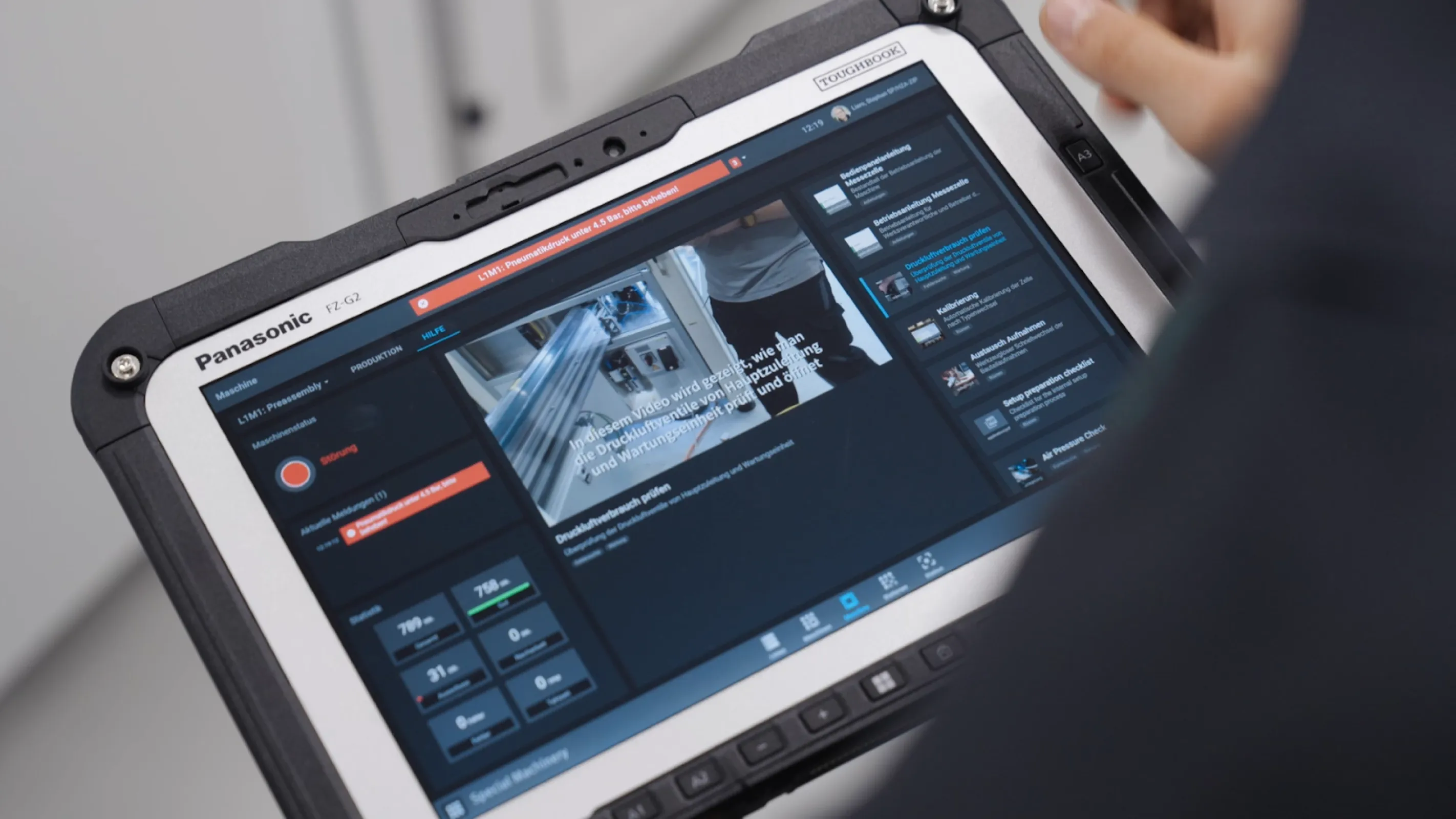 Integrated Learning Center to guide your shopfloor employees with using the machinery