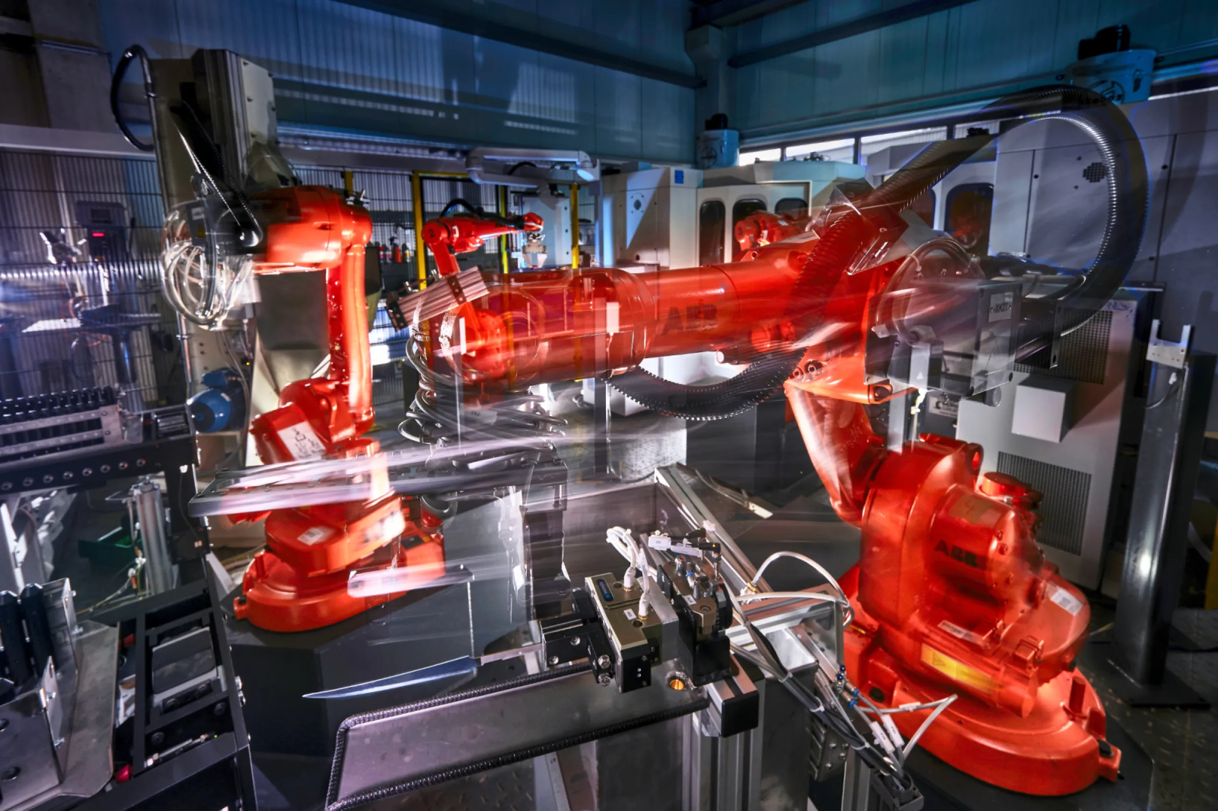 Robot processing cell for knives