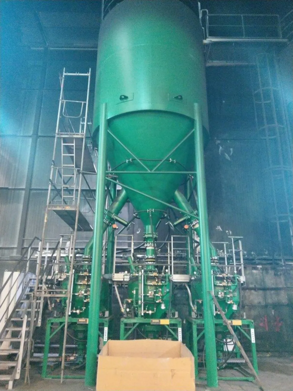 Silo with 3 injection machines Undidos