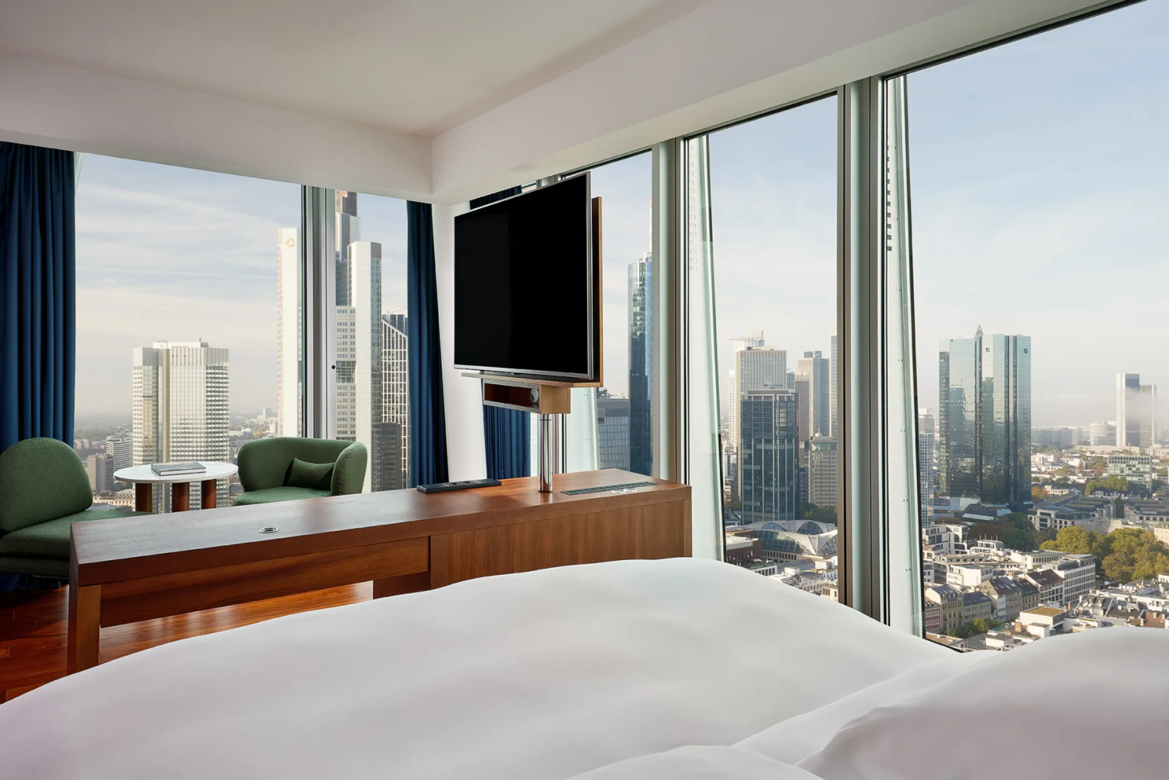 JW Marriott Frankfurt - Skyline Deluxe Guestroom