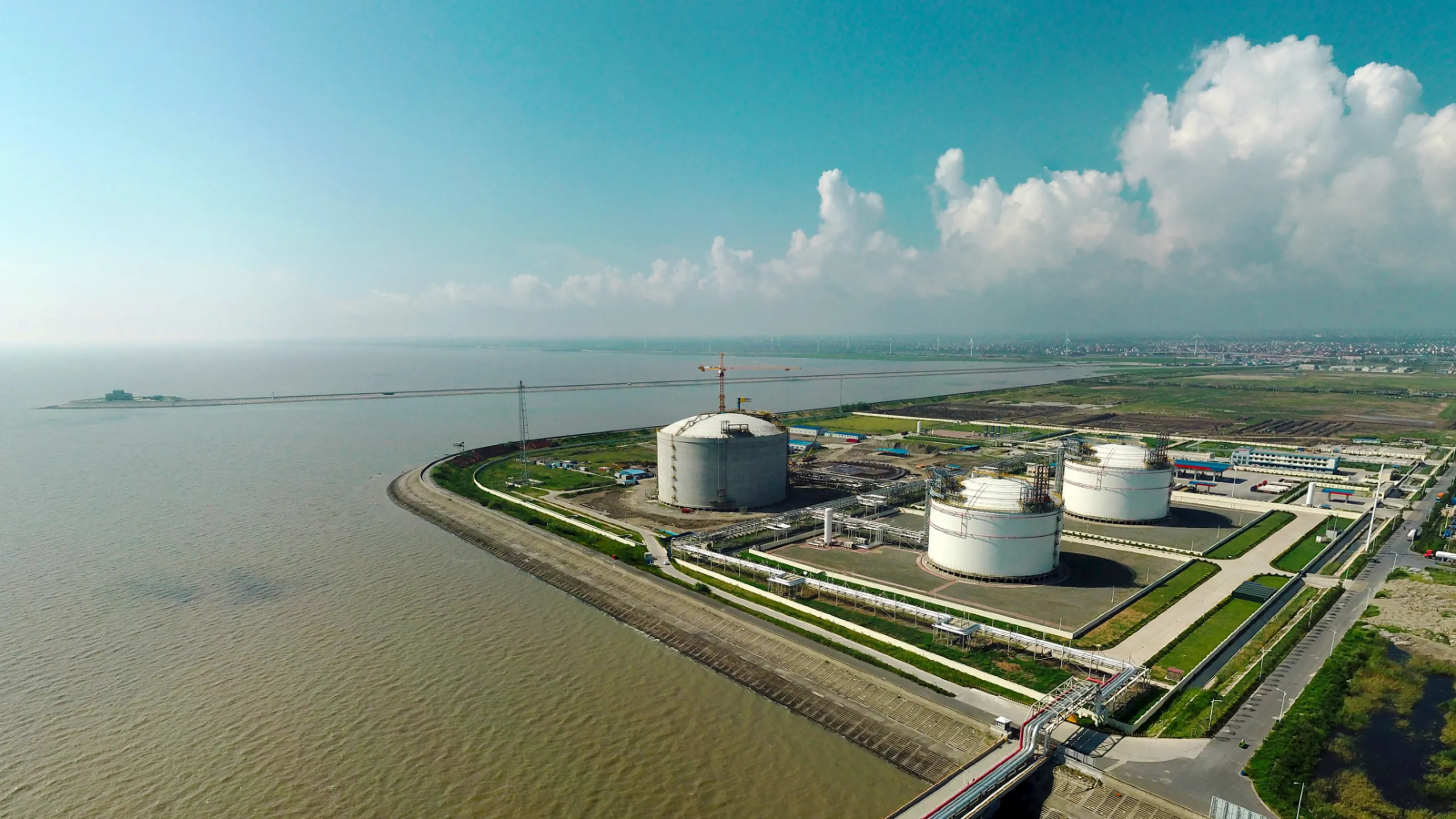 Satellite LNG storage and regasification to Power Plants