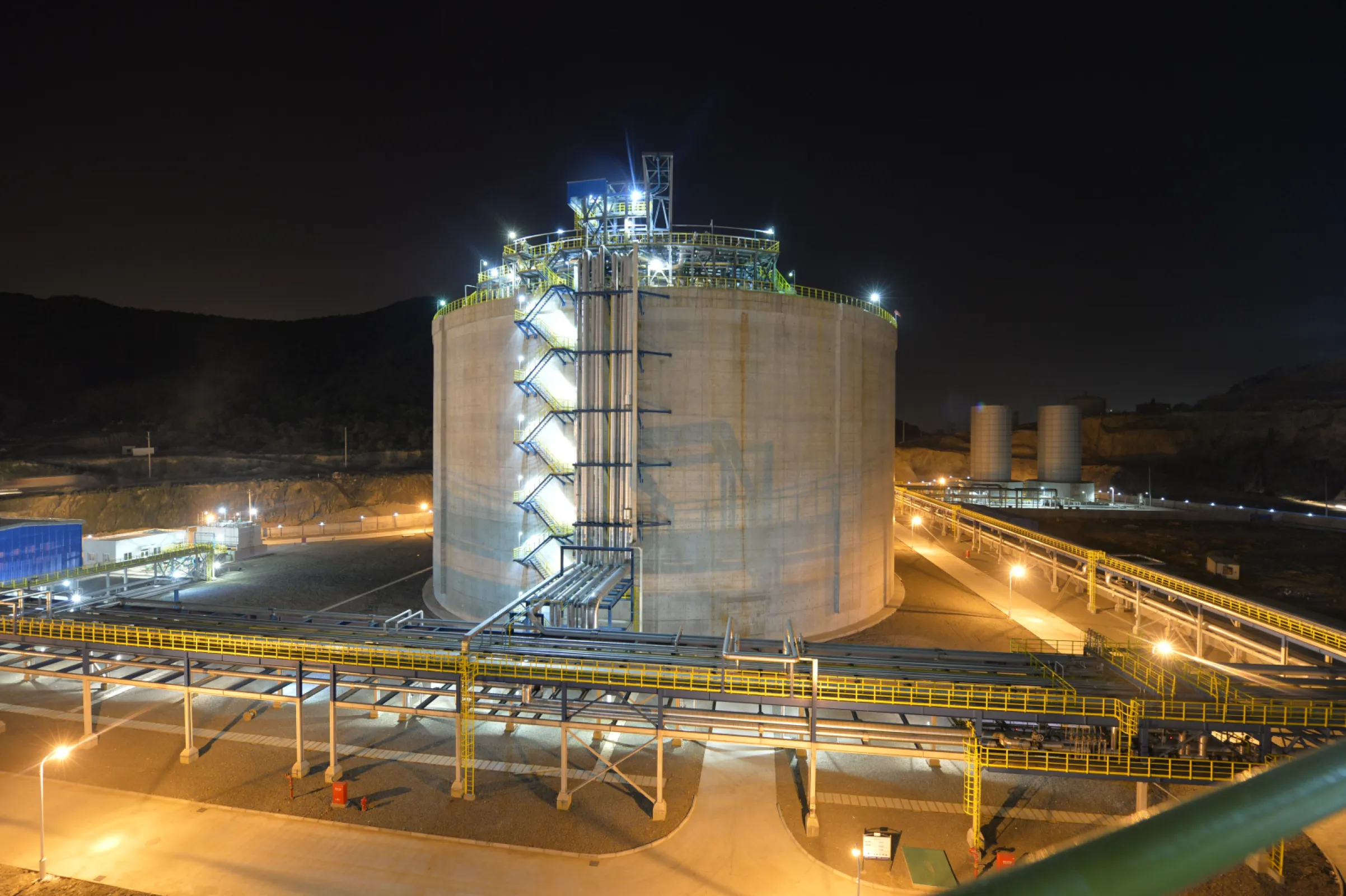 Cryogenic storage for import, export, buffer or distribution