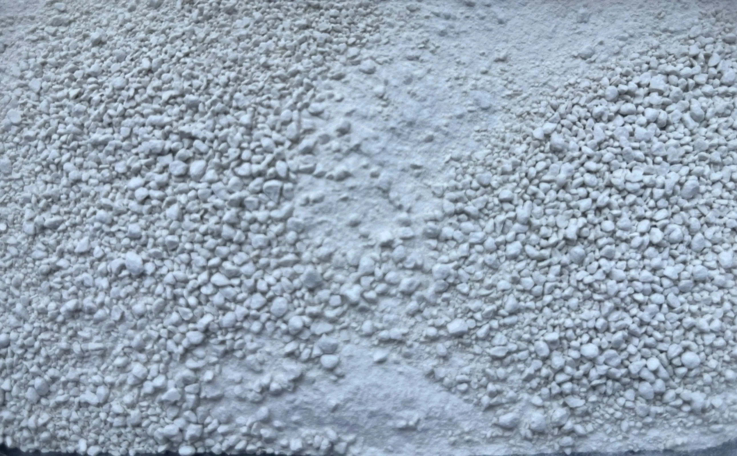 Titanium dioxide-containing calcium based lubricant with medium fat content