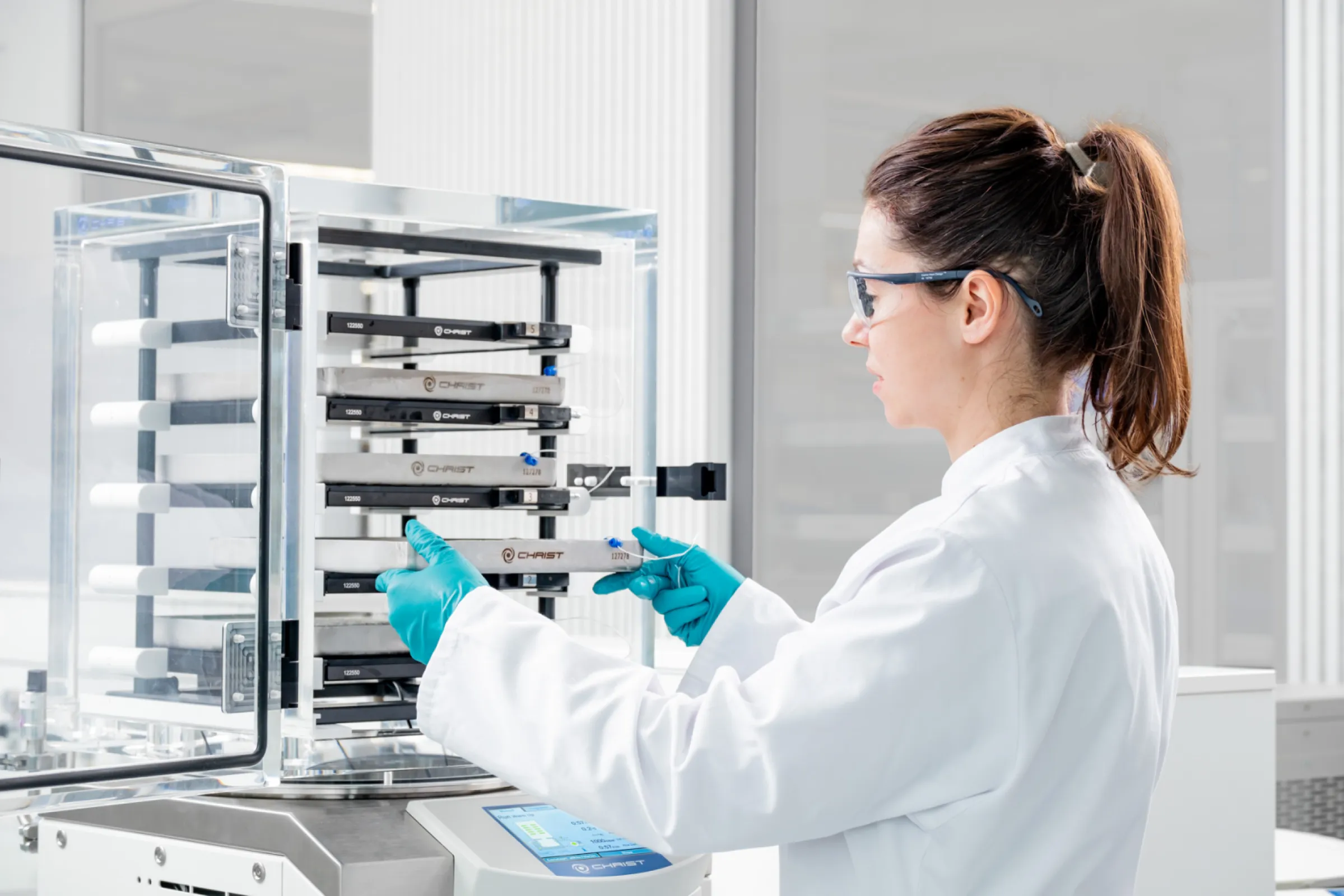 Alpha 2-4 LSCplus with LyoCube Acrylic Glass, Wireless Shelf Temperature, Heatable Shelves