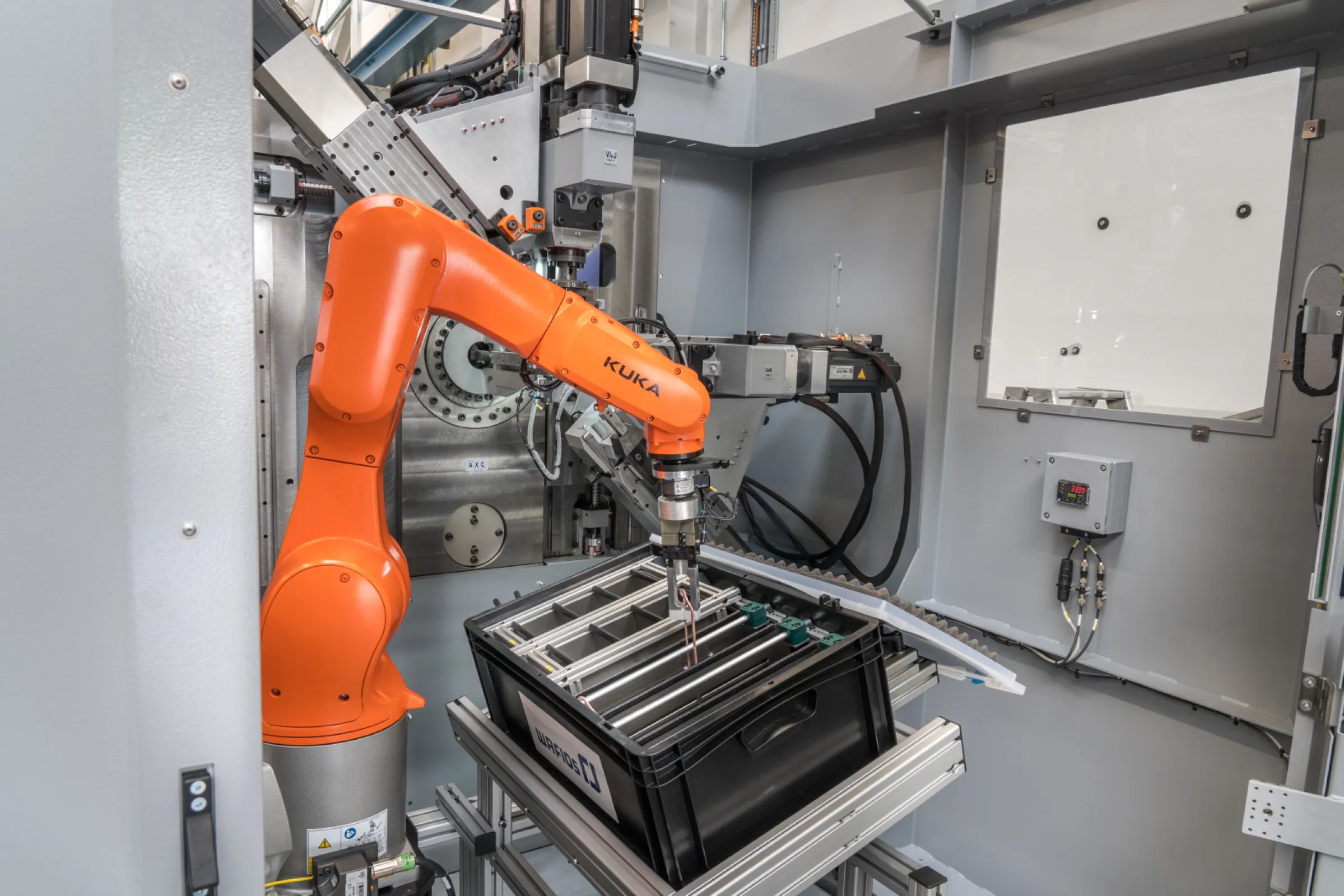 Hairpin machine FMU 40 E with EasyRobot