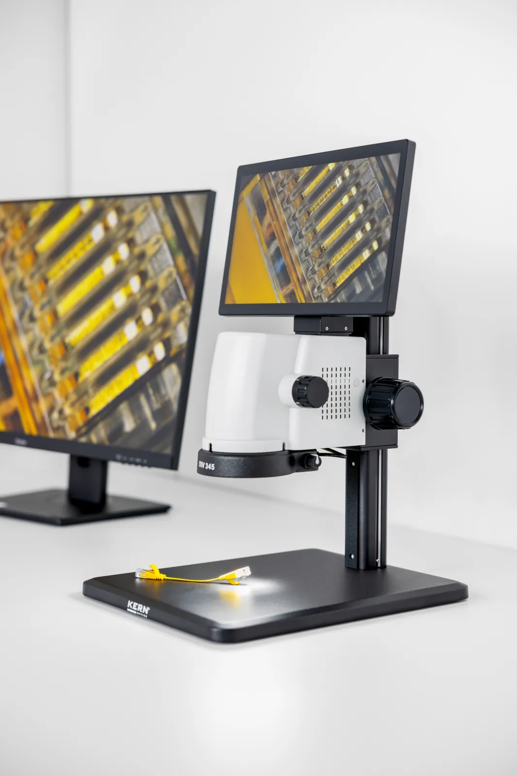 Brilliant image display combined with intuitive operation