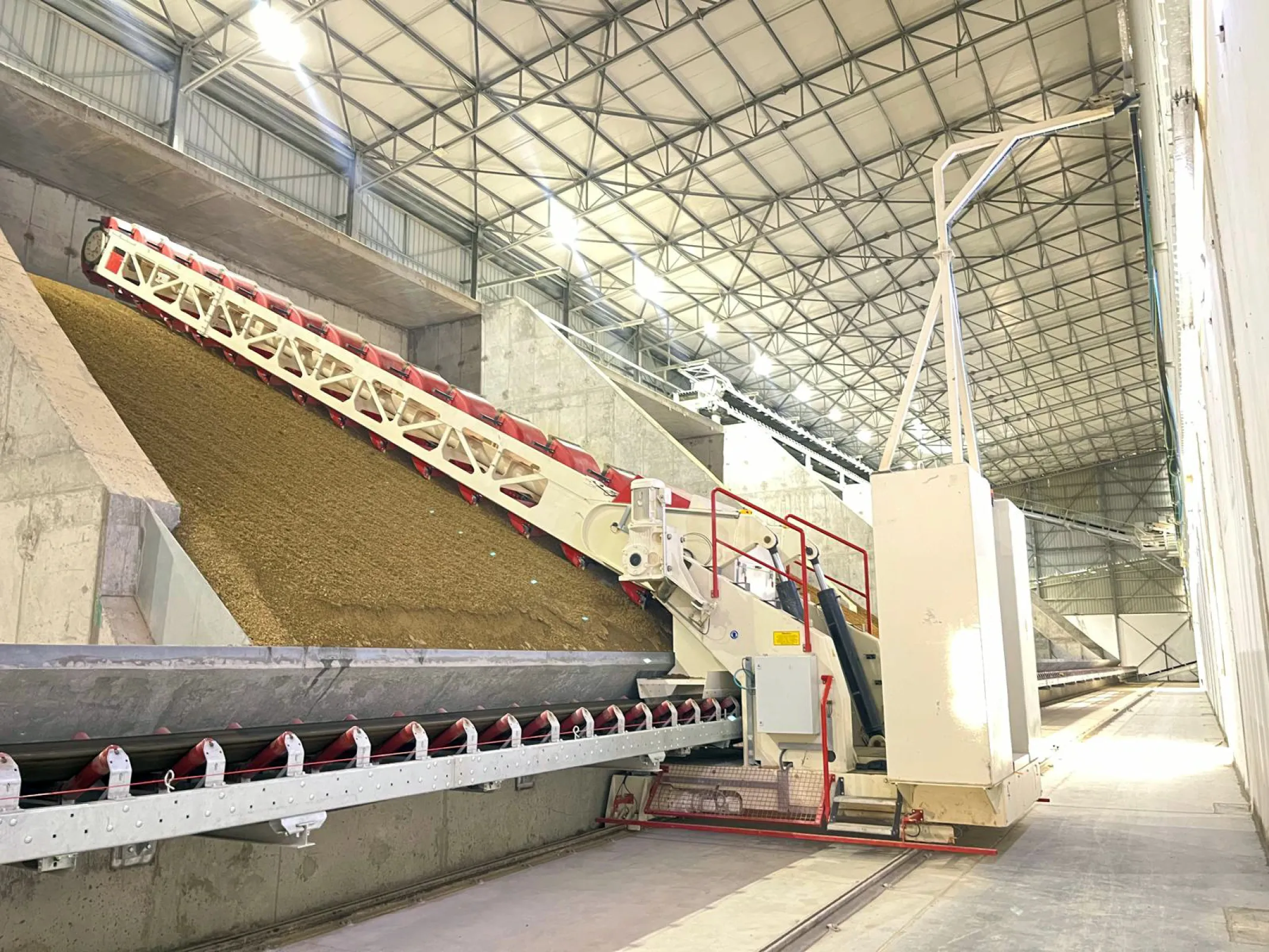 Souring plant excavator for longitudinal dredging EKBL