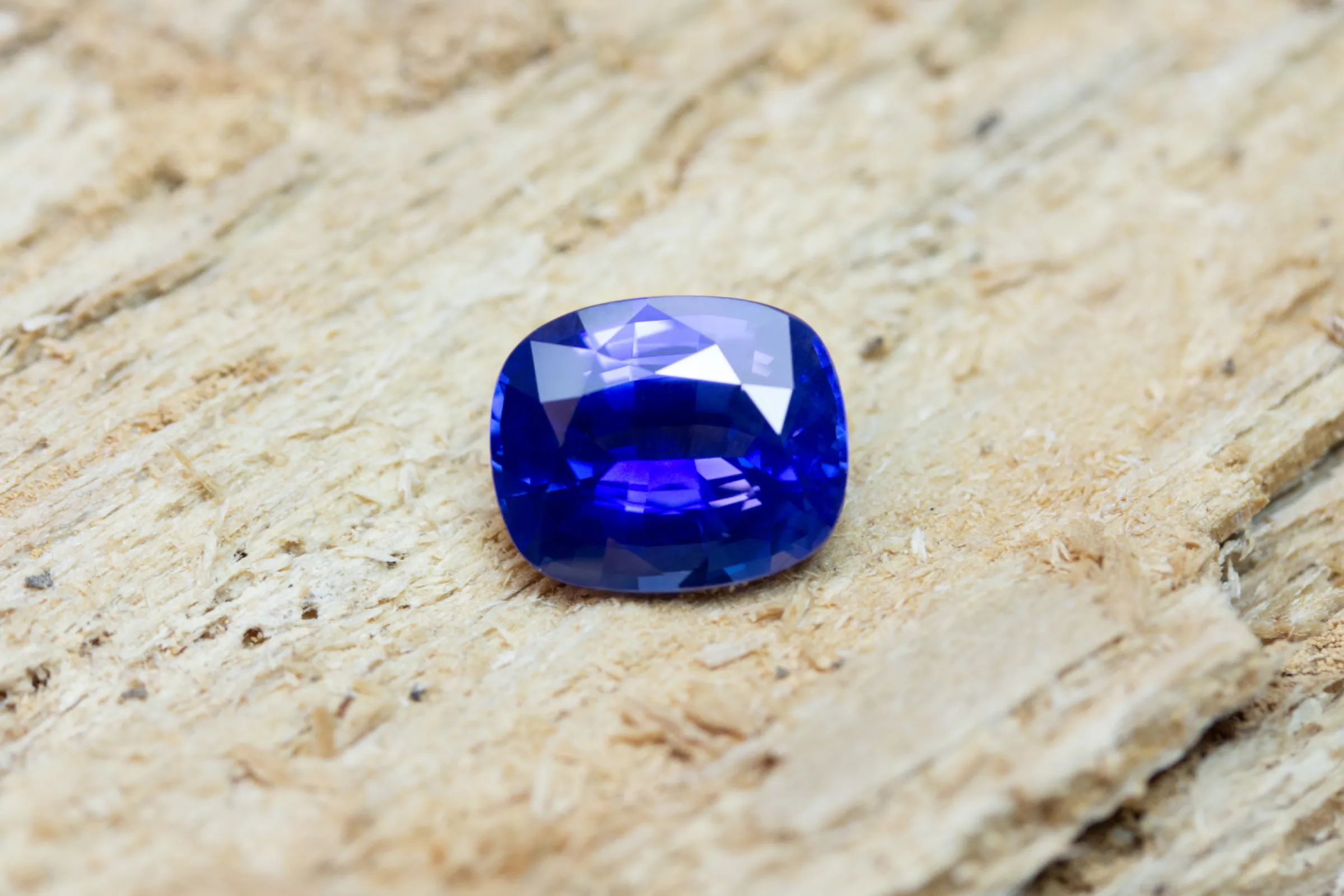 Ceylon Sapphire, Royal Blue, not heated, 12x10mm, 7,09ct.