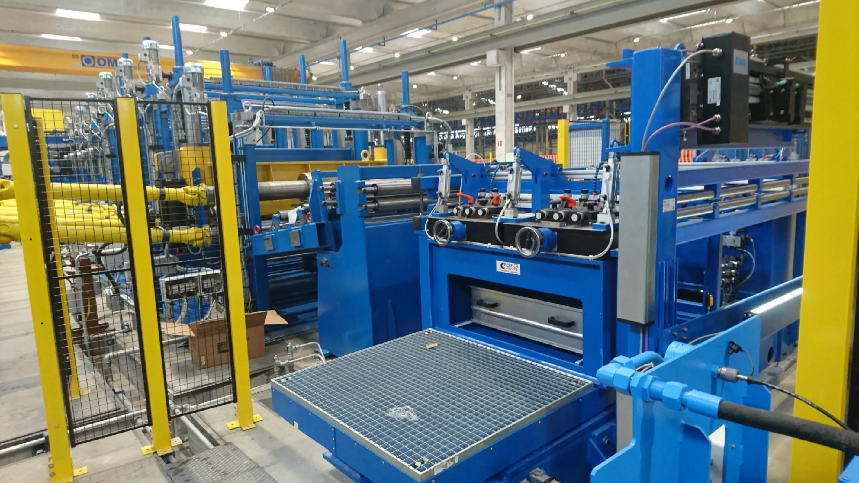 Strip edge trimming machine integrated into a tube production line