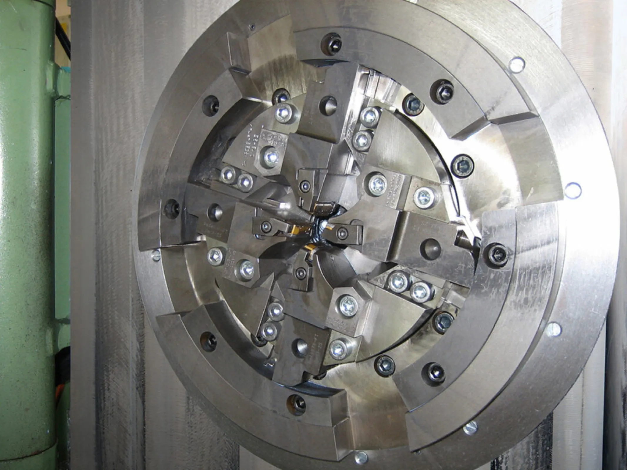 Peeling head with drive and adjustment