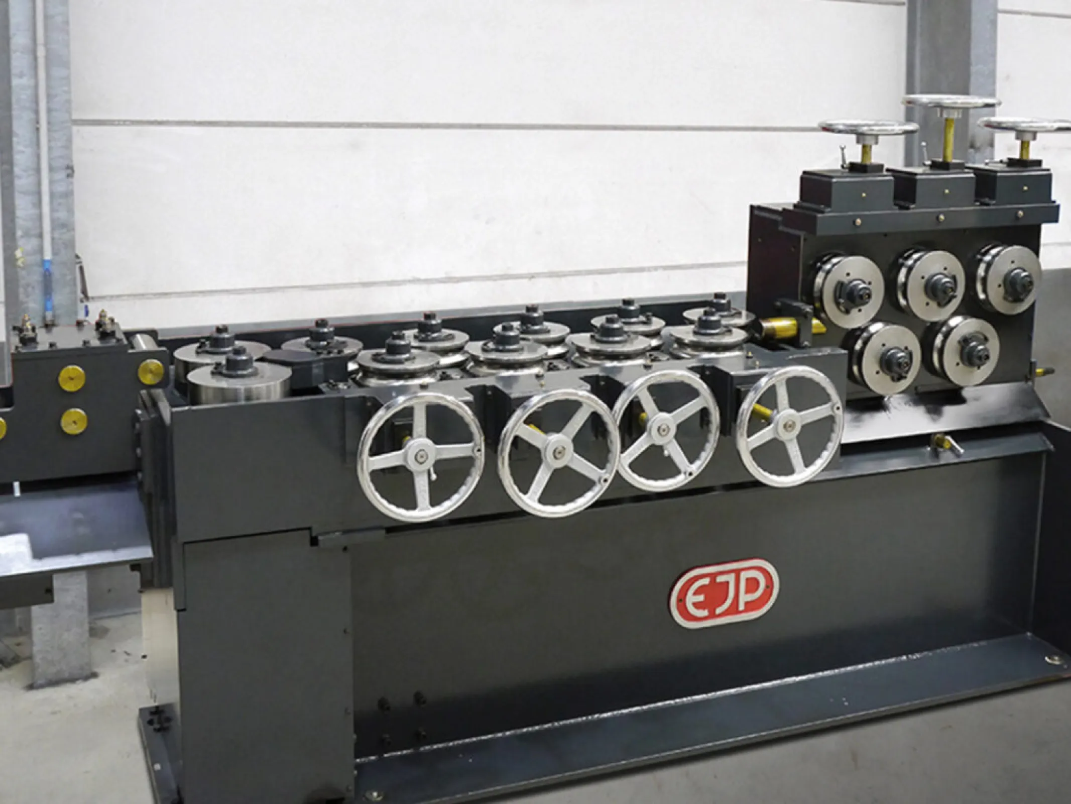 Wire straightening machine