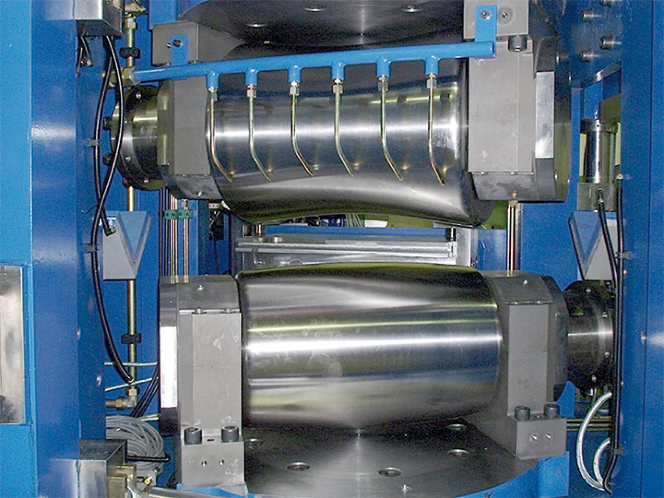 Straightening rolls for bright material and black material