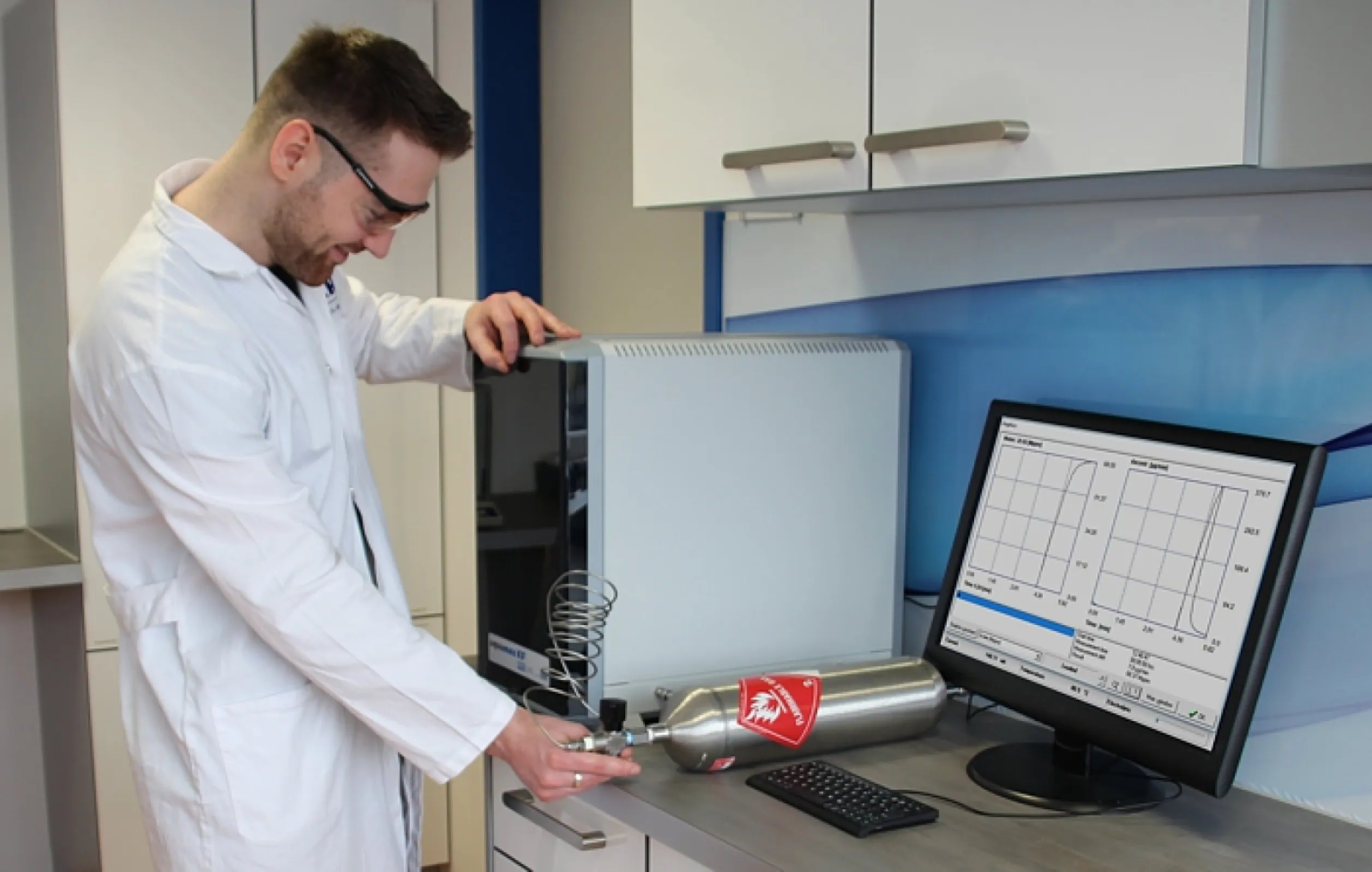 Water determination in gases according to ASTM D 7995 by Aquamax KF PRO LPG