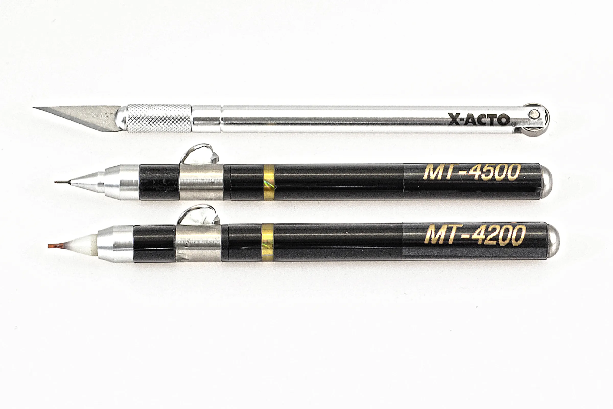 Two models with different tip sizes: 0.62 mm & 0.17 mm. Roller KNife also included in the set.