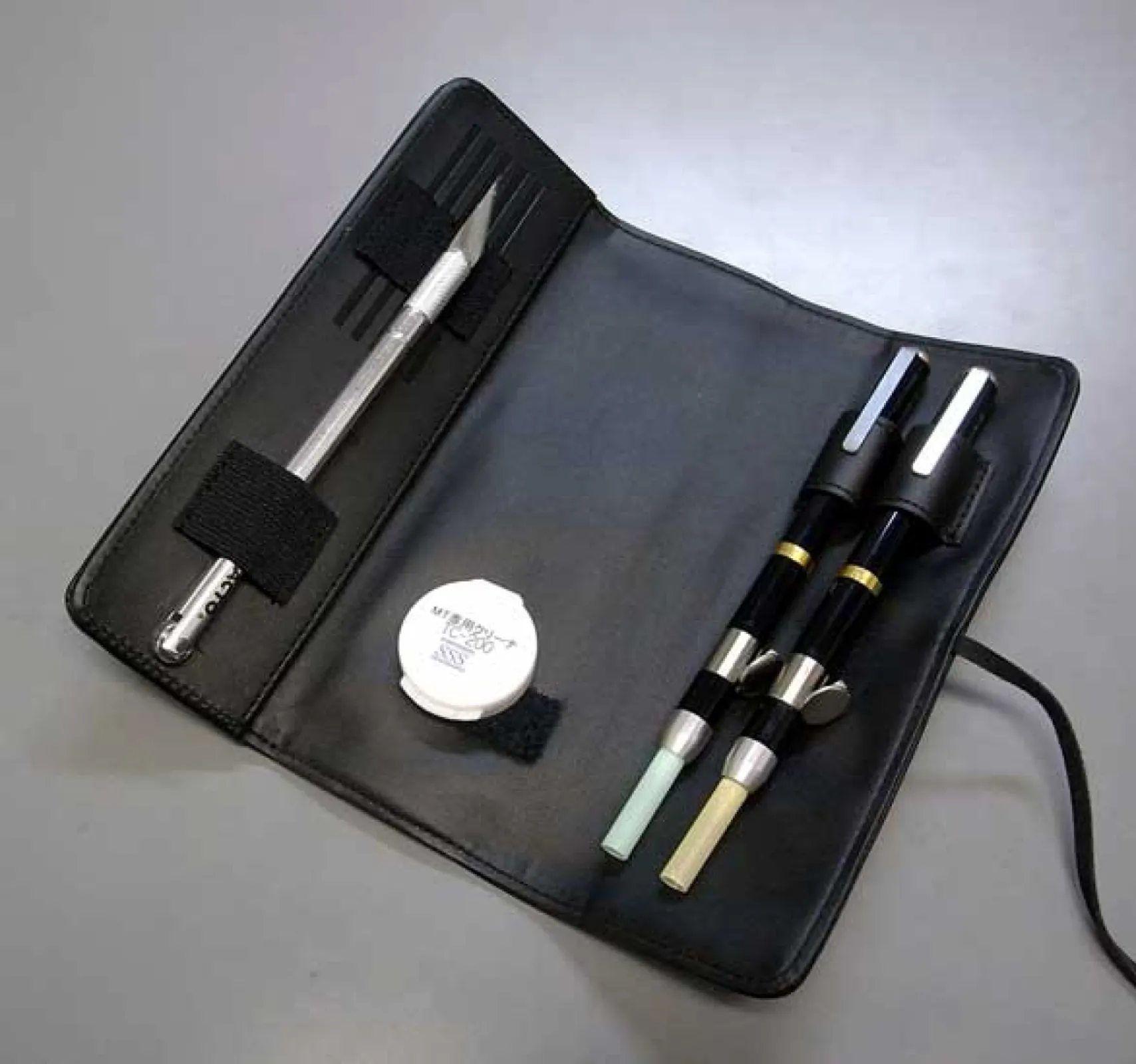 The Micro TouchPick Pen Set includes both models with tip sizes: 0.62 mm & 0.17 mm, a cleaning compund and the roller knife.