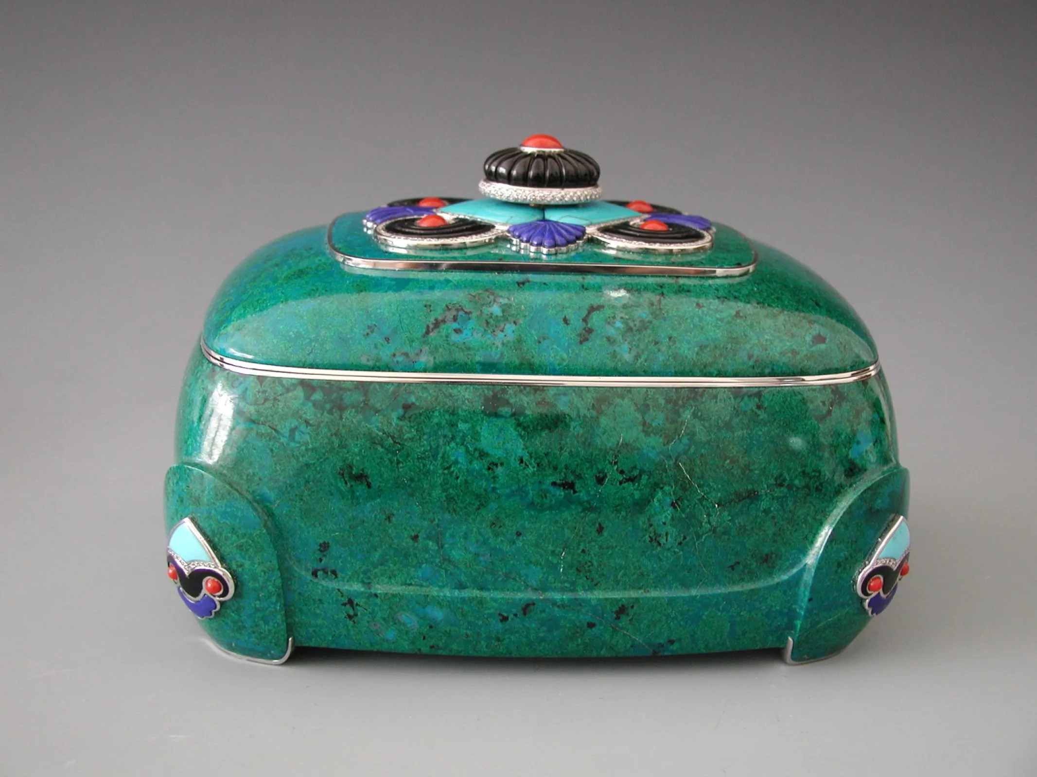 Chrysokolla box with 18 Karat whithe Gold and decor of Lapis Lazuli, Turquise, Coral and Black Jade