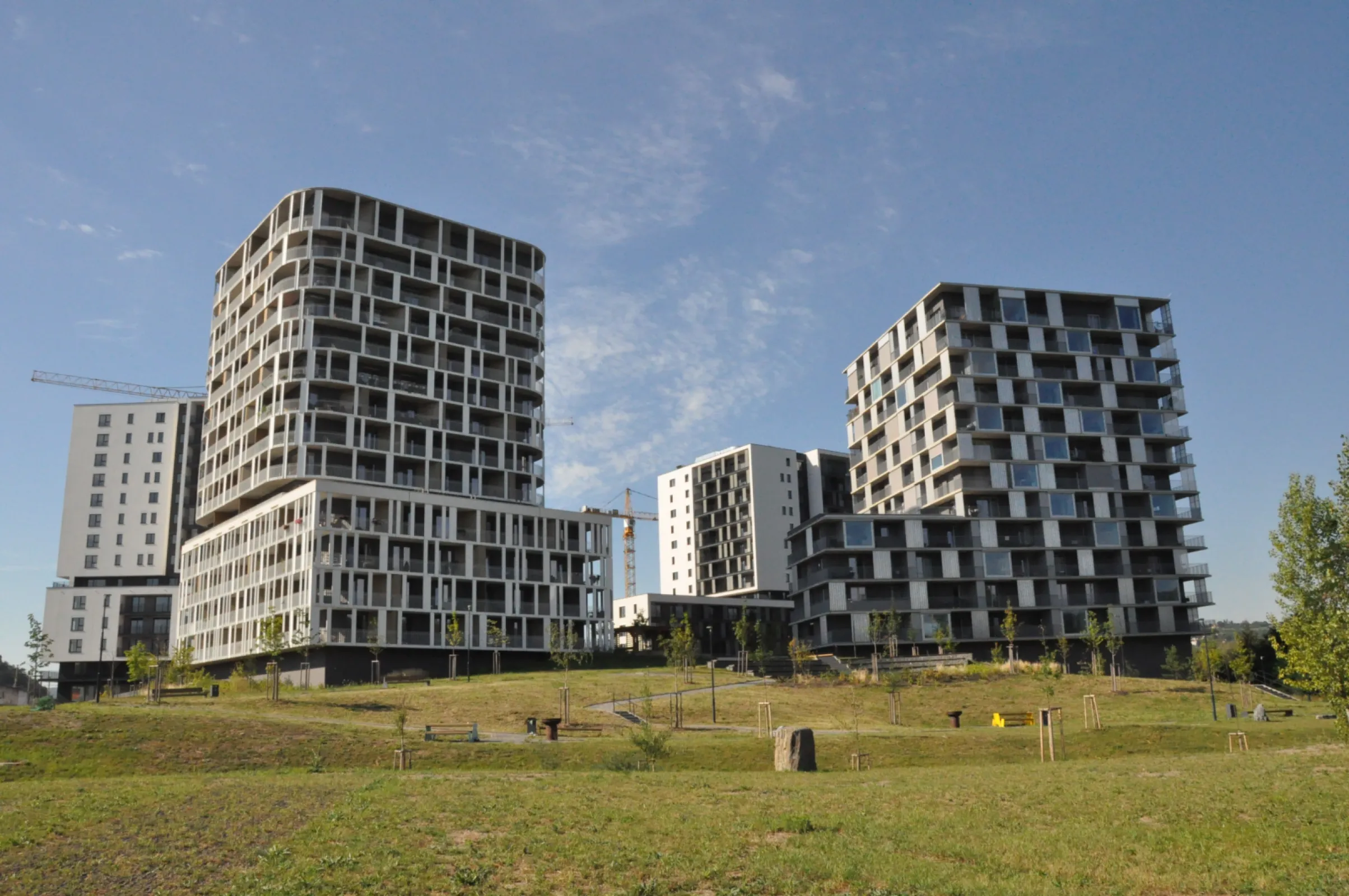 Zahálka Building Complex, Czech Slovakia: Load-bearing thermal insulation elements for freely projecting reinforced concrete components.