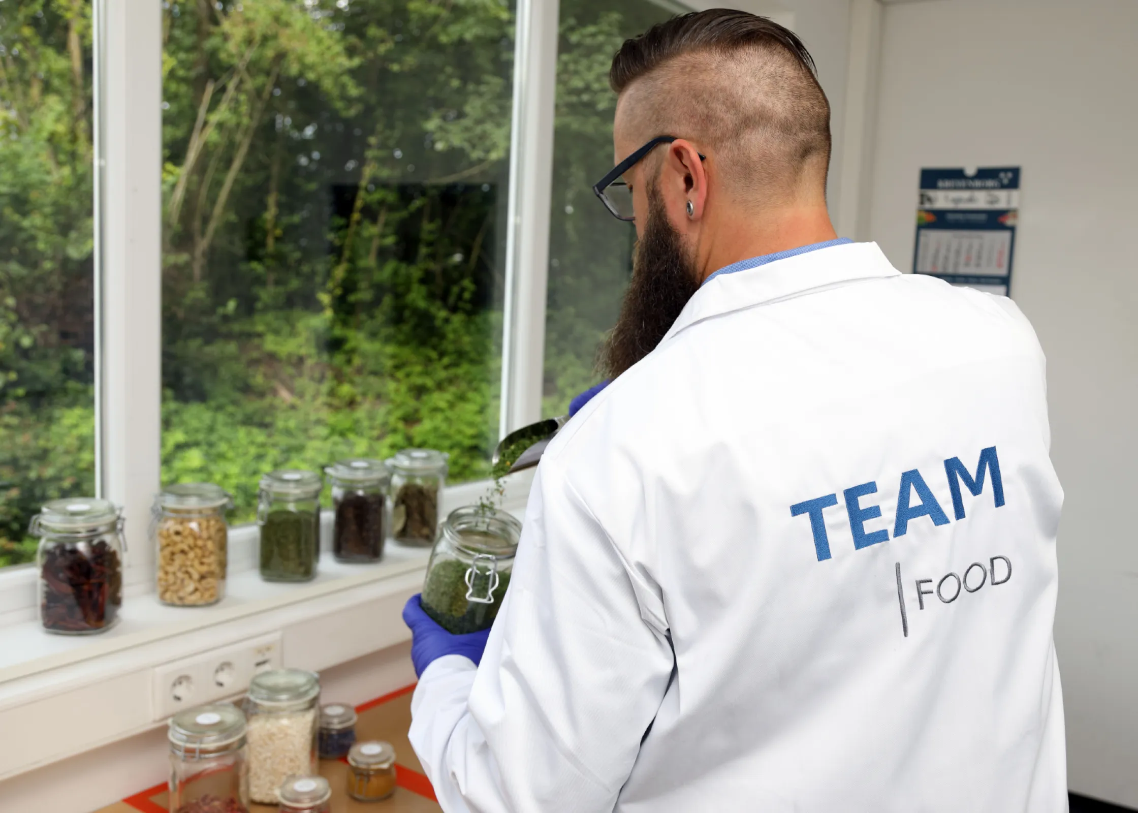 Throughout the food industry we specialize in solutions for sterilization, pasteurization, roasting, coating, drying and stock protection of foodstuffs.