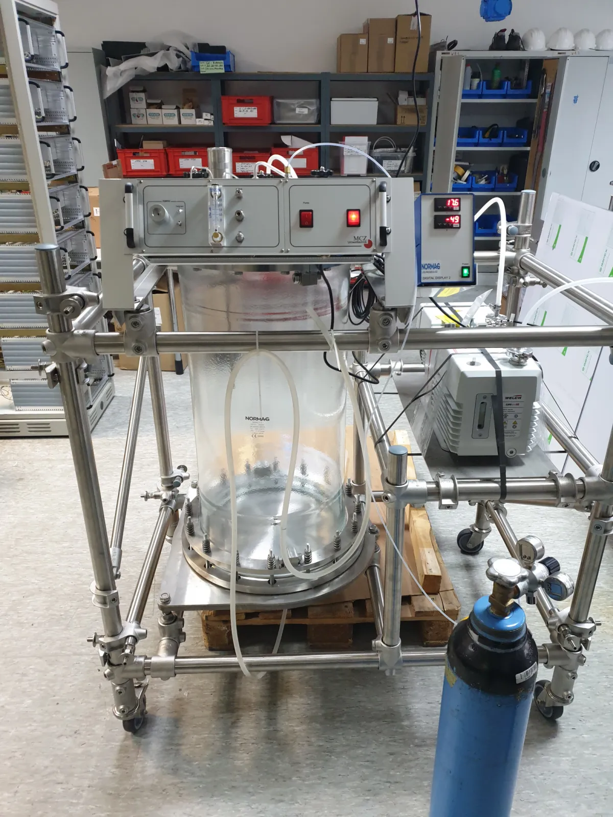 Static volumetric calibration system for generation of span gas from pure gas