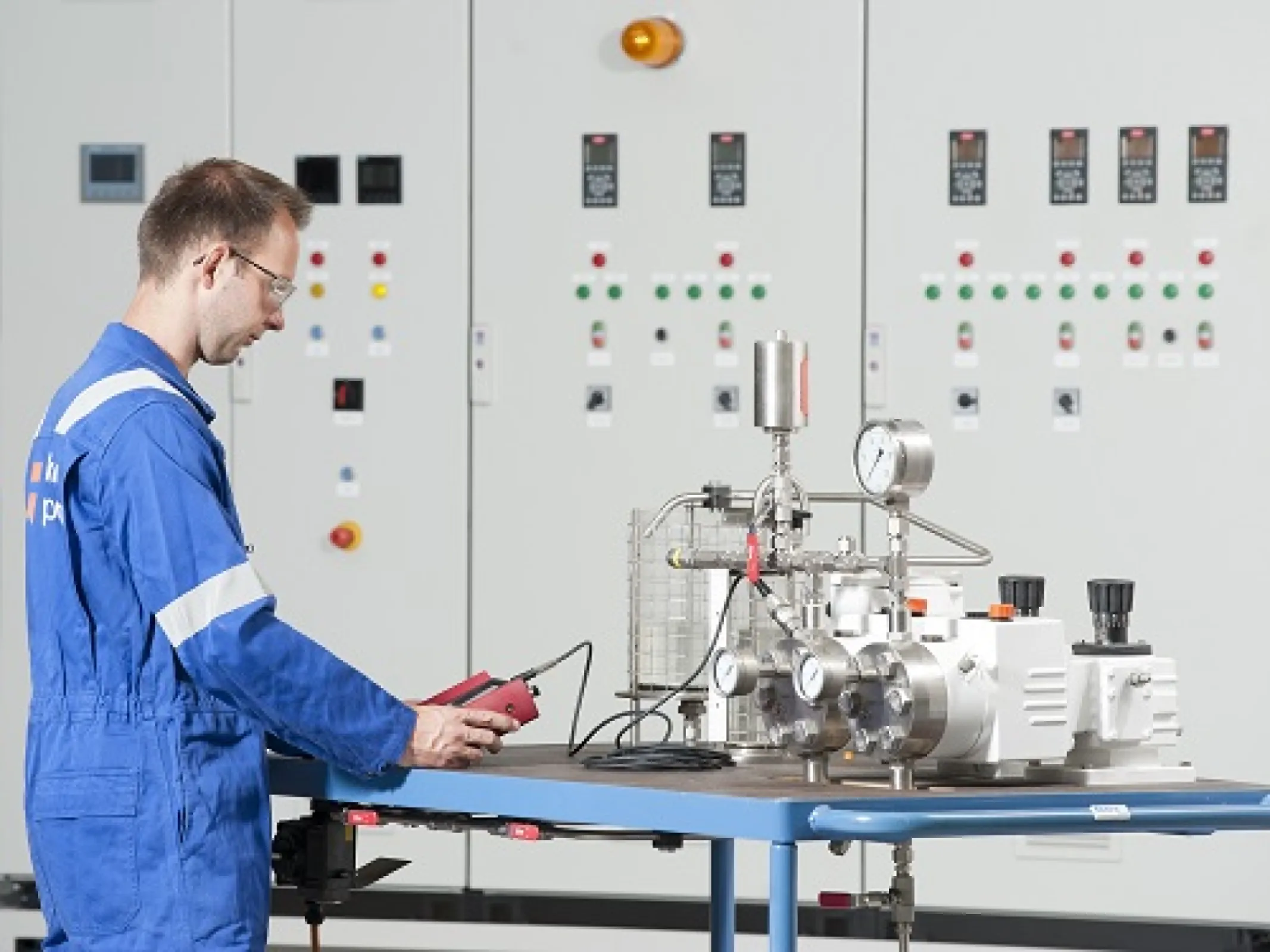 Geveke Pompen service technician with LEWA diagnostic kit