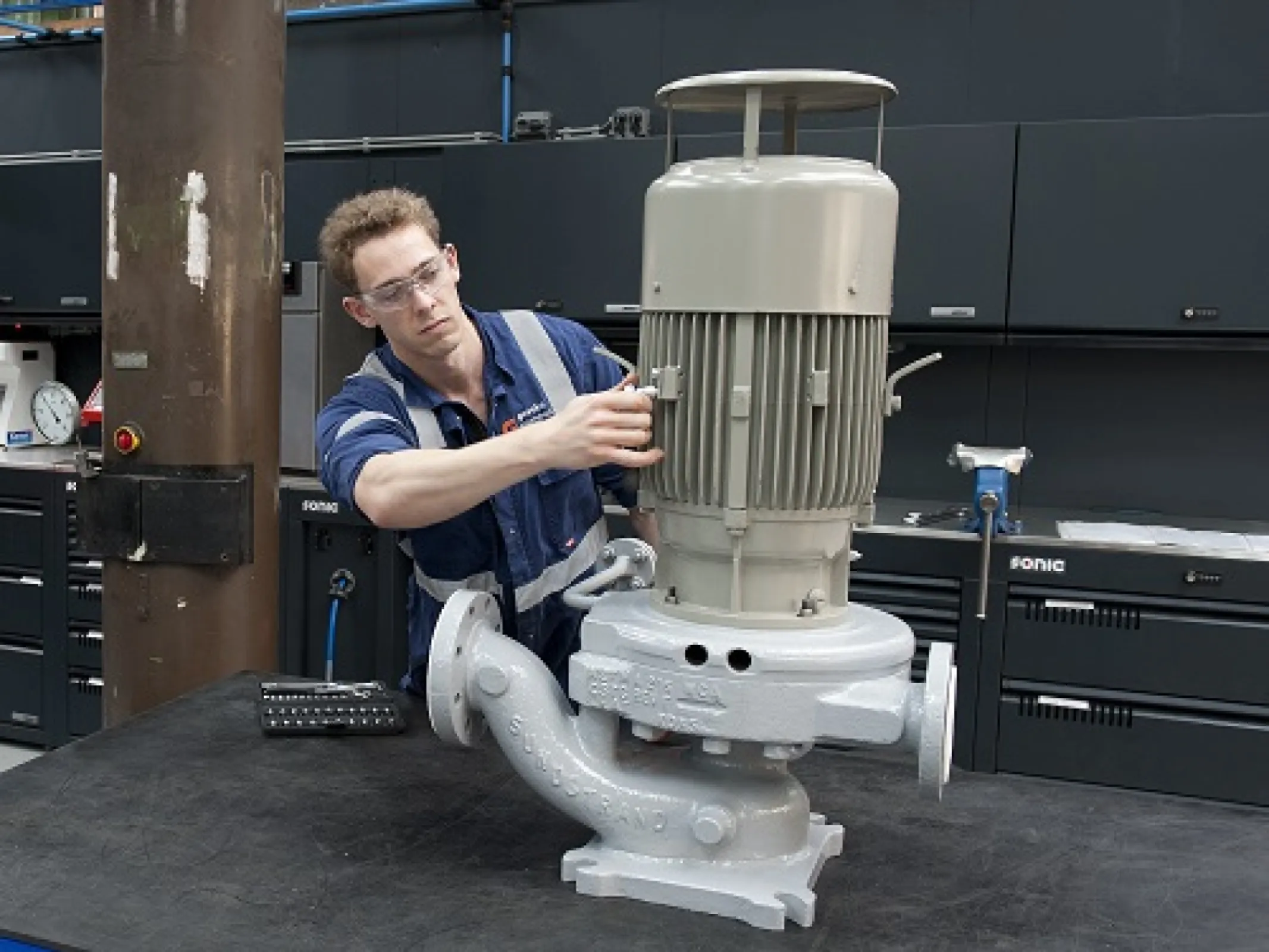 Geveke Pompen service technician with pump