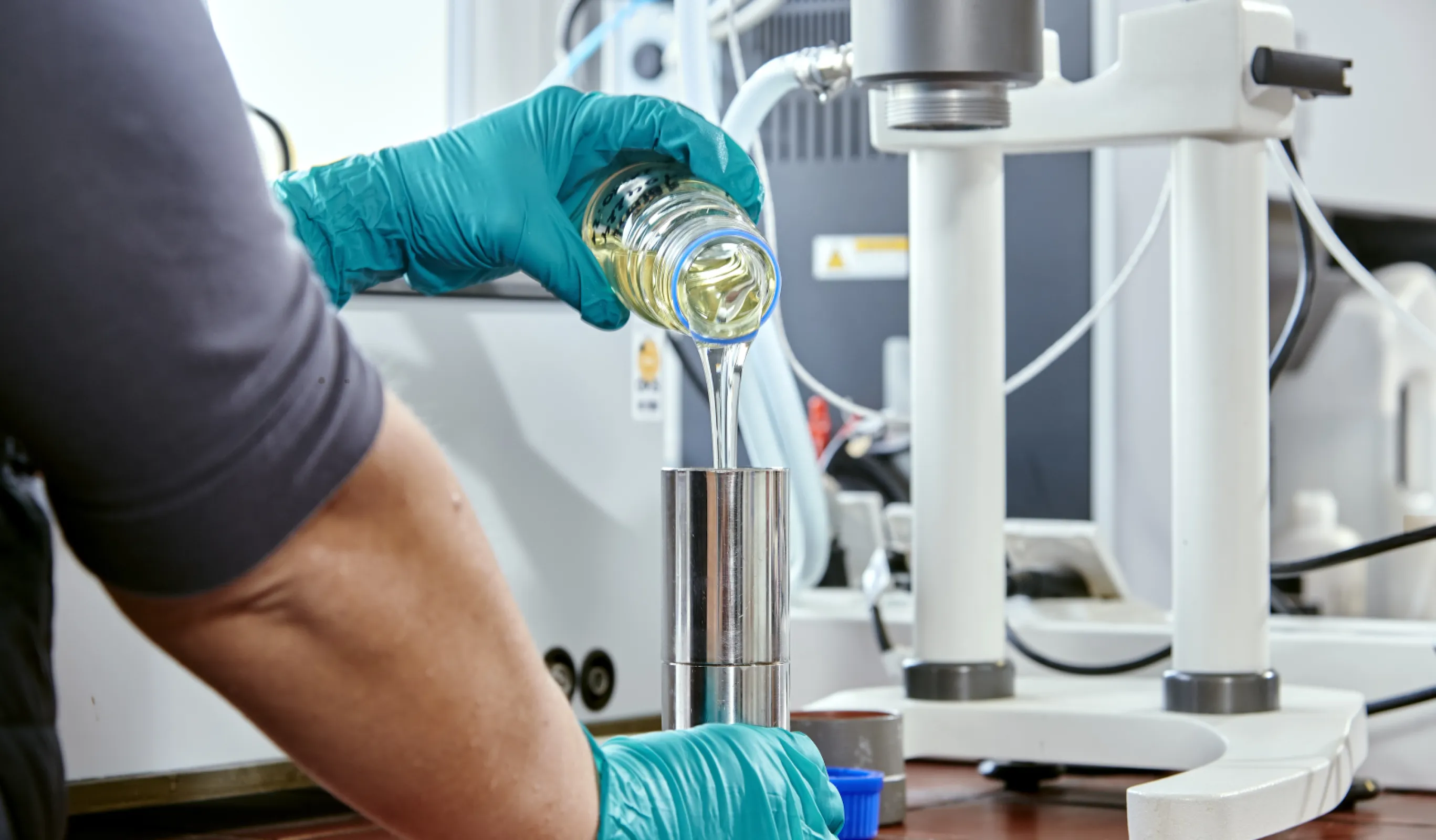 Mixing the liquids for the coating