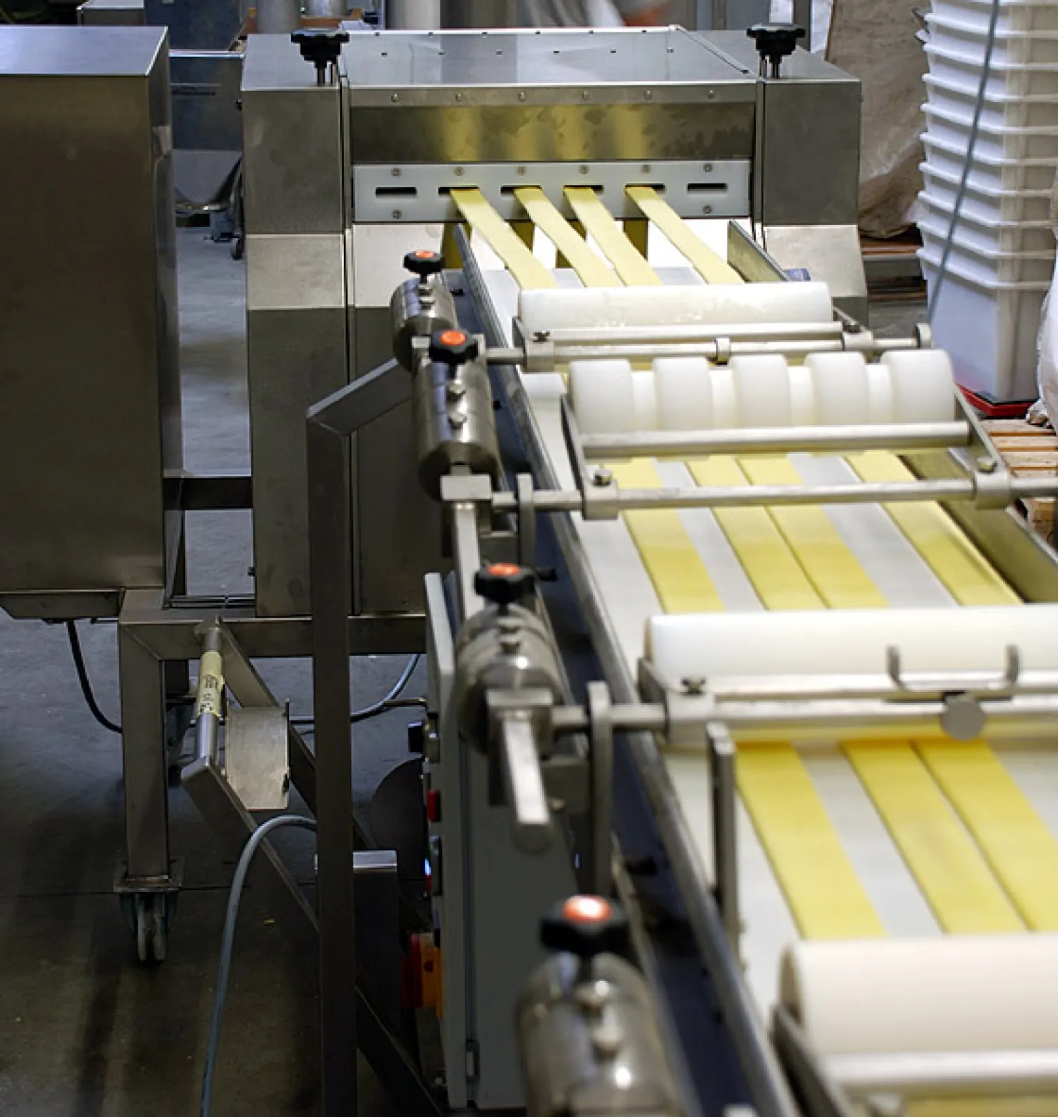 Peripheral cutting equipment