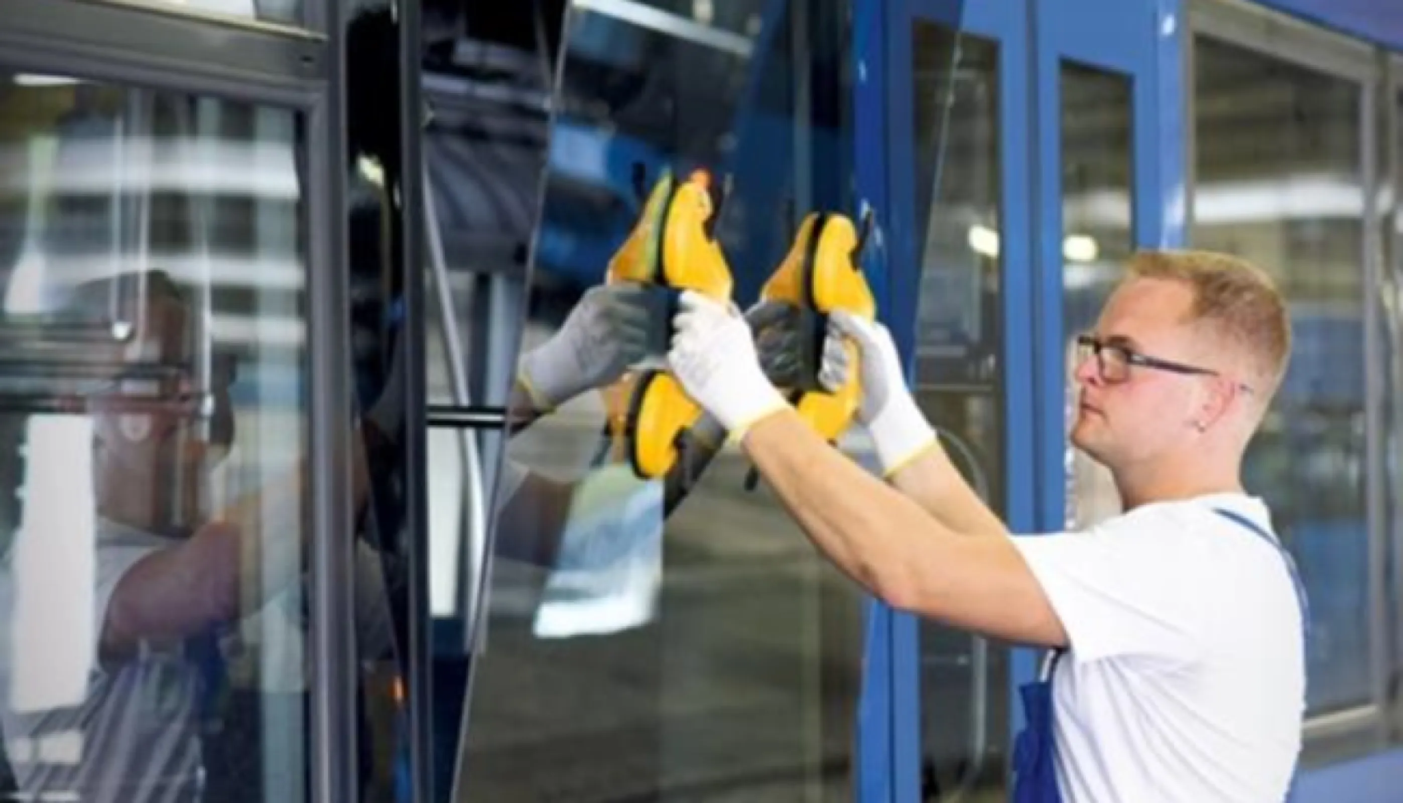 Simple Quick-Change (SQC) Window Systems – Using clamping instead of gluing, our SQC windows enable faster replacement, reduce downtime, and boost vehicle availability and profitability—covering windscreens, sliding windows, door glazing, emergency exits, and more.