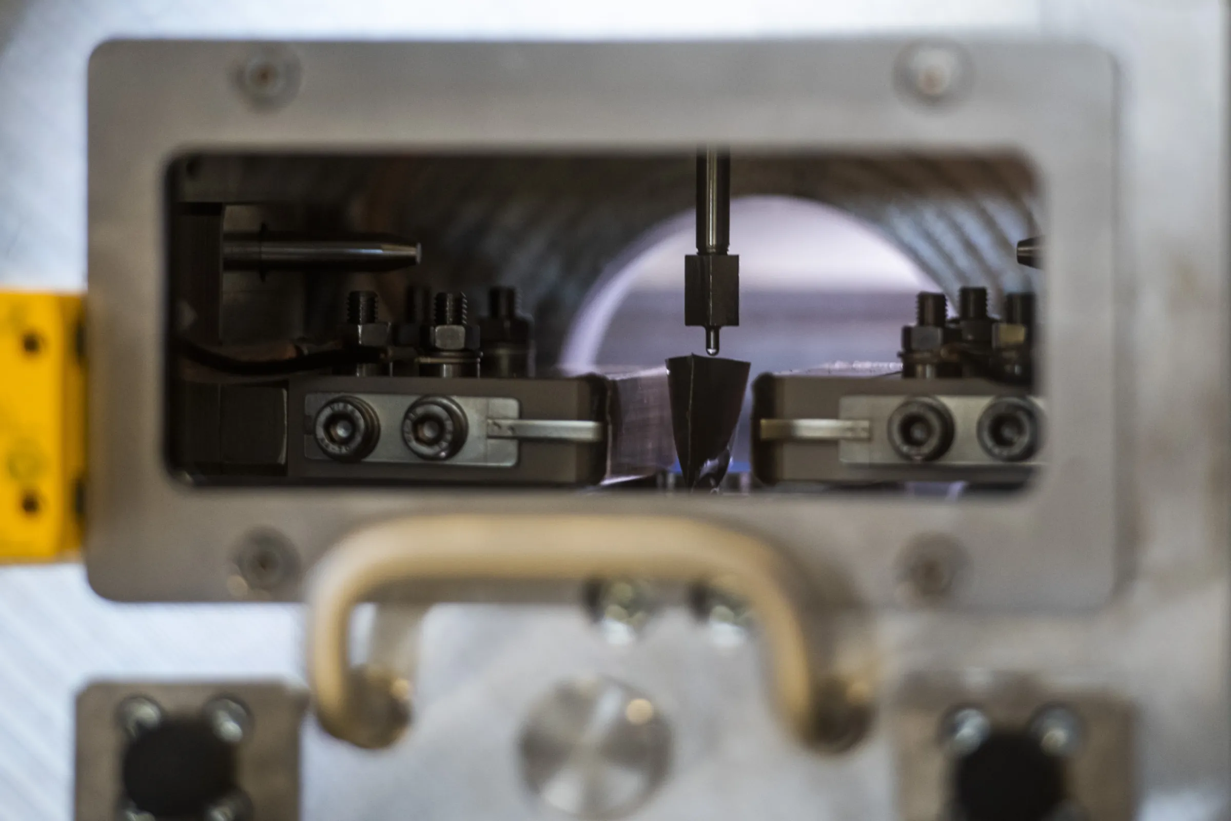 Vacuum chamber with short evacuation time