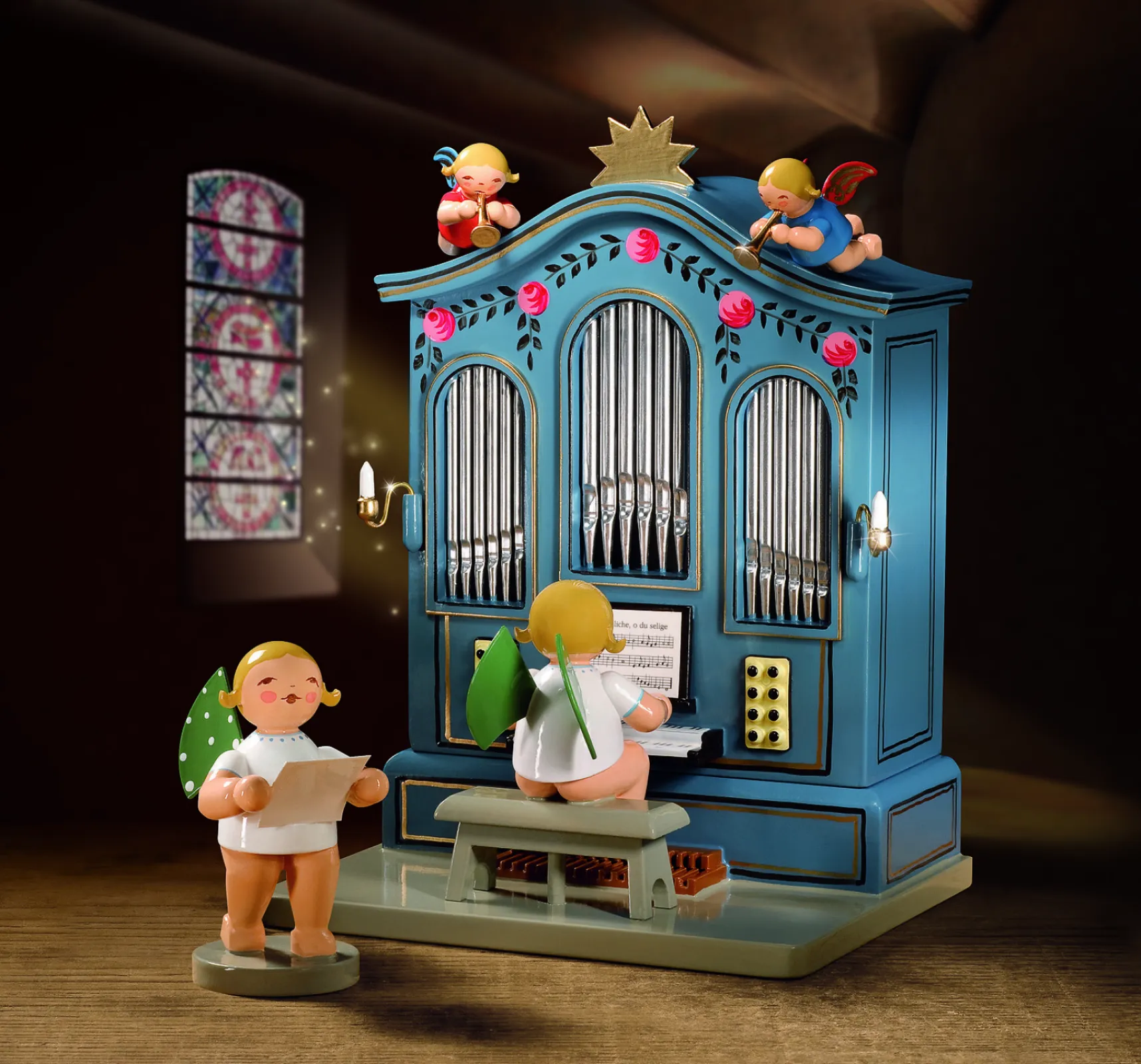 Soft light falls through the church window onto the queen of instruments, which shines in majestic splendour: the organ. It fascinates with its room-filling sound.