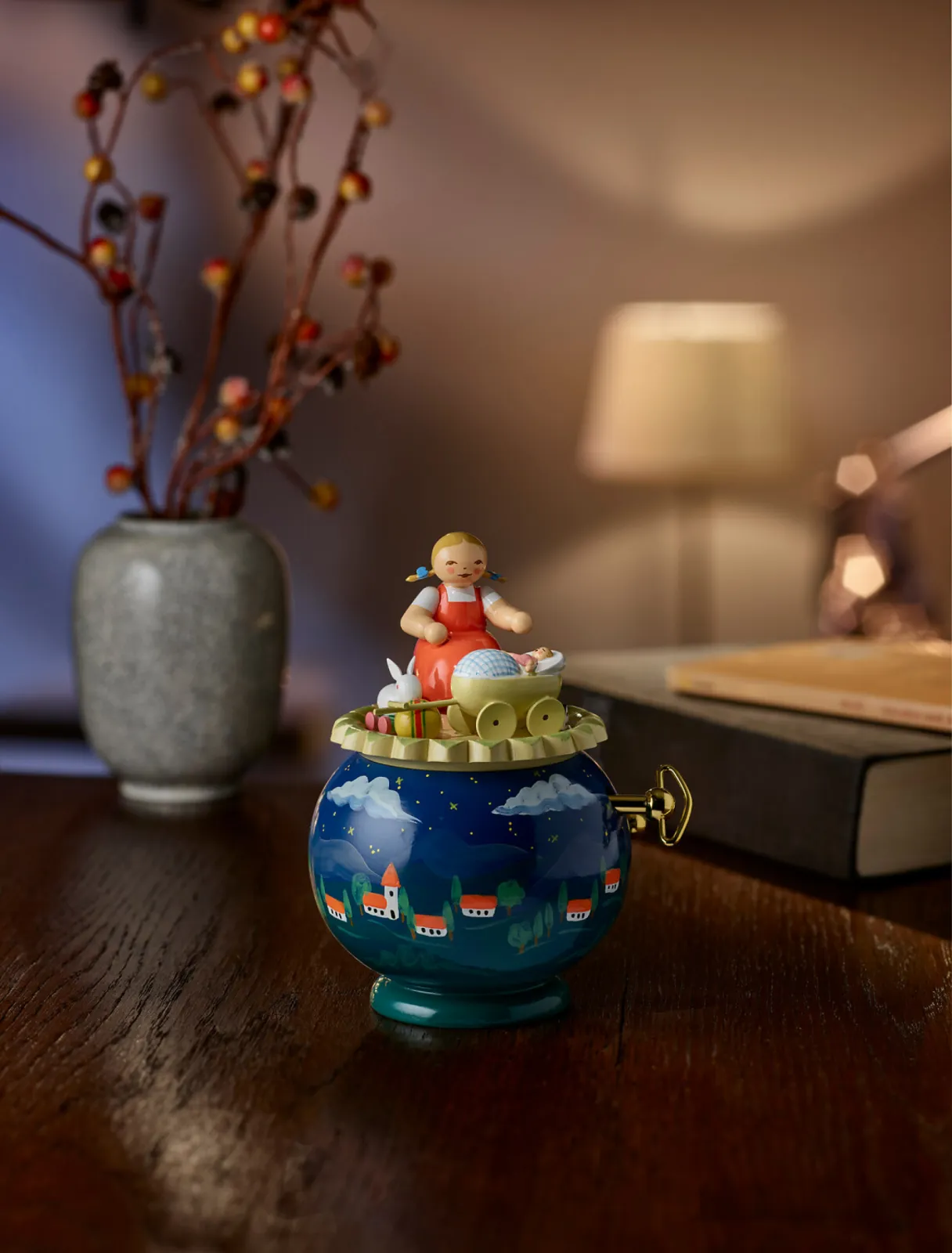 A heavenly night music with the music box ‘Evening Song’. This music box has a 18 notes musical movement.