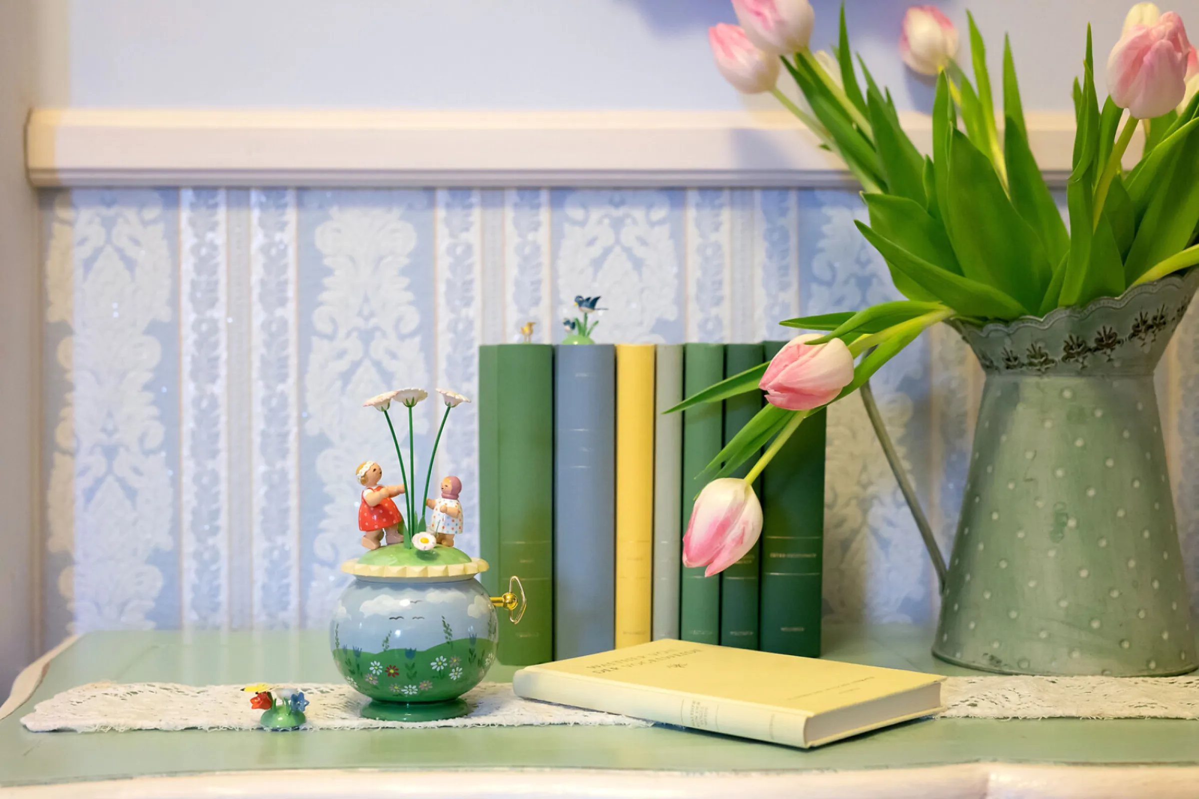 Traditional melodies paired with cheerful figures characterise the music boxes from Wendt & Kühn.