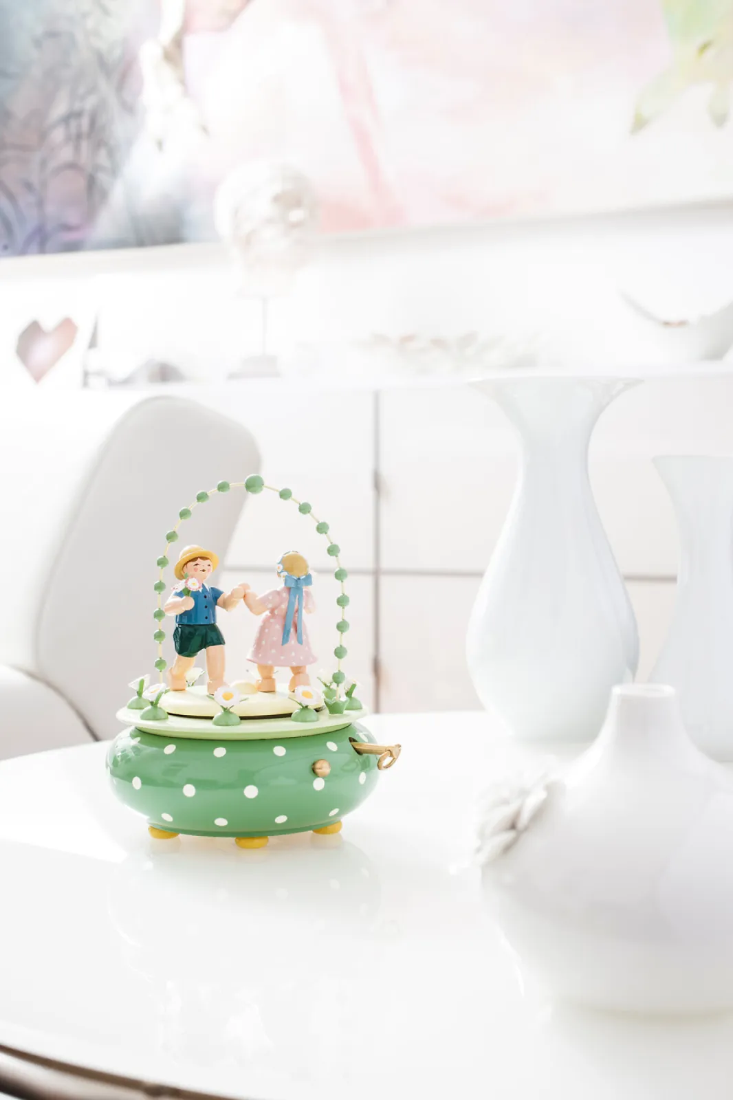 Painted in an imaginative way, the cheerful pair of children turn to the melody of Tchaikovsky's Waltz of the Flowers - a perfect harmony of motif and music.