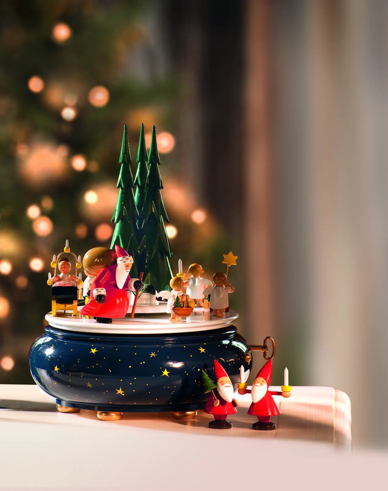 The timeless, beautiful music boxes from Wendt & Kühn bring together gentle melodies with lovable figurines such as angels, Santa Clauses and their hardworking assistants.