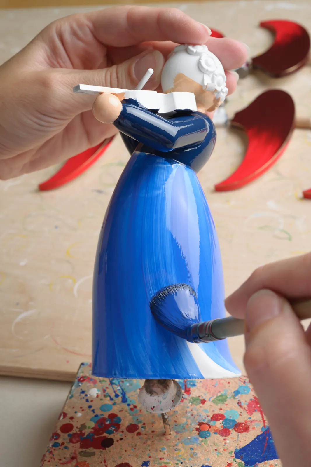 Painting the richly coloured angels requires a lot of skill. The dress is painted with a glaze.