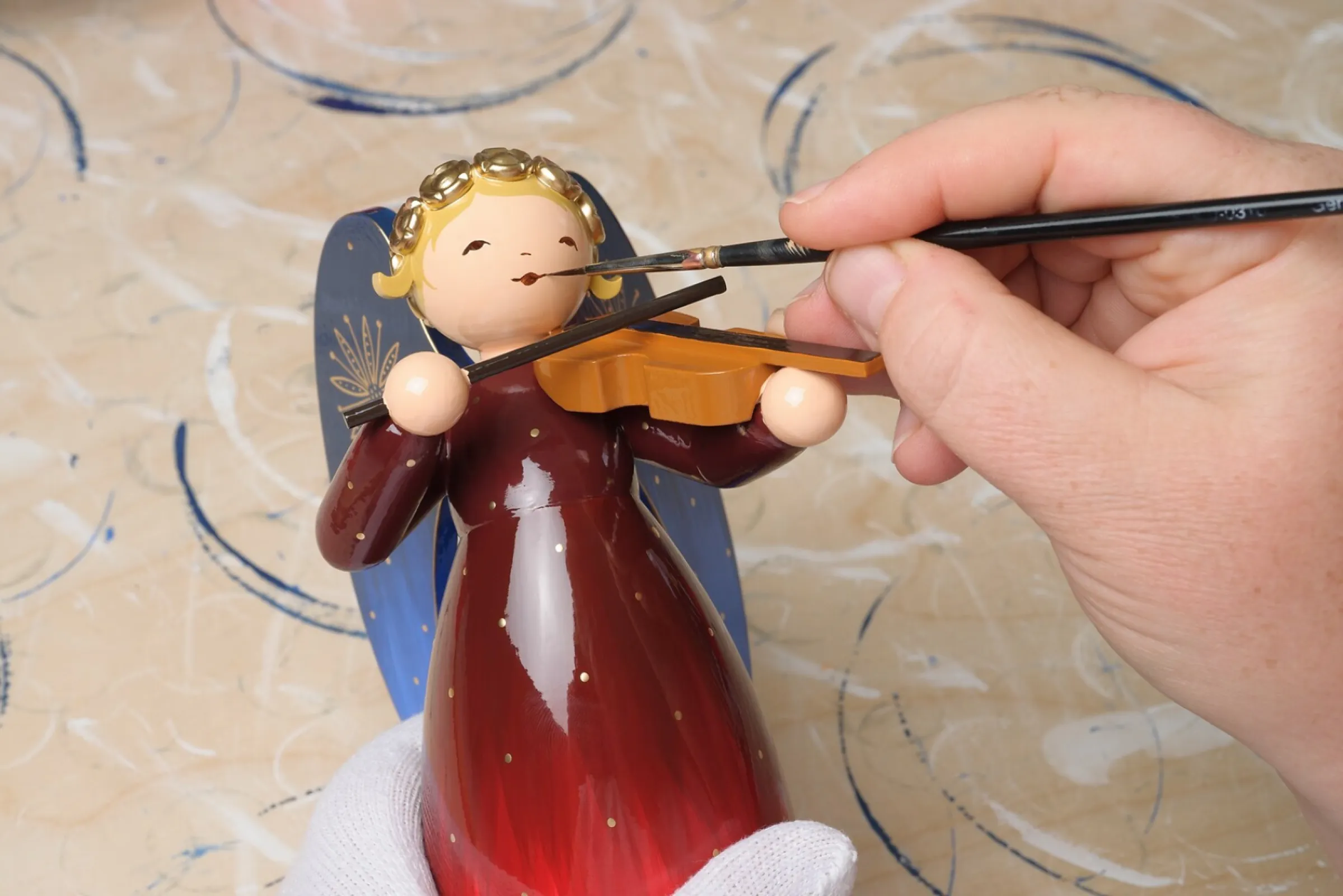 The face of the richly painted angel is also applied in the final step.