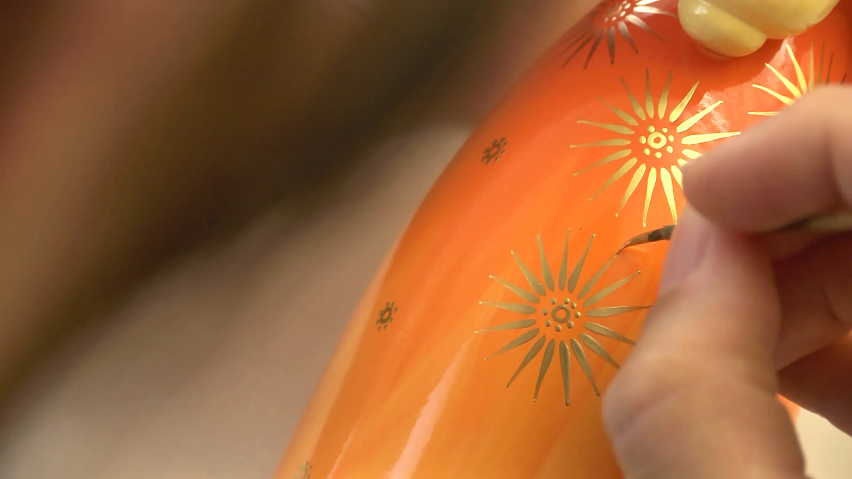 Fine ornaments decorate the clothes of the richly painted angels.